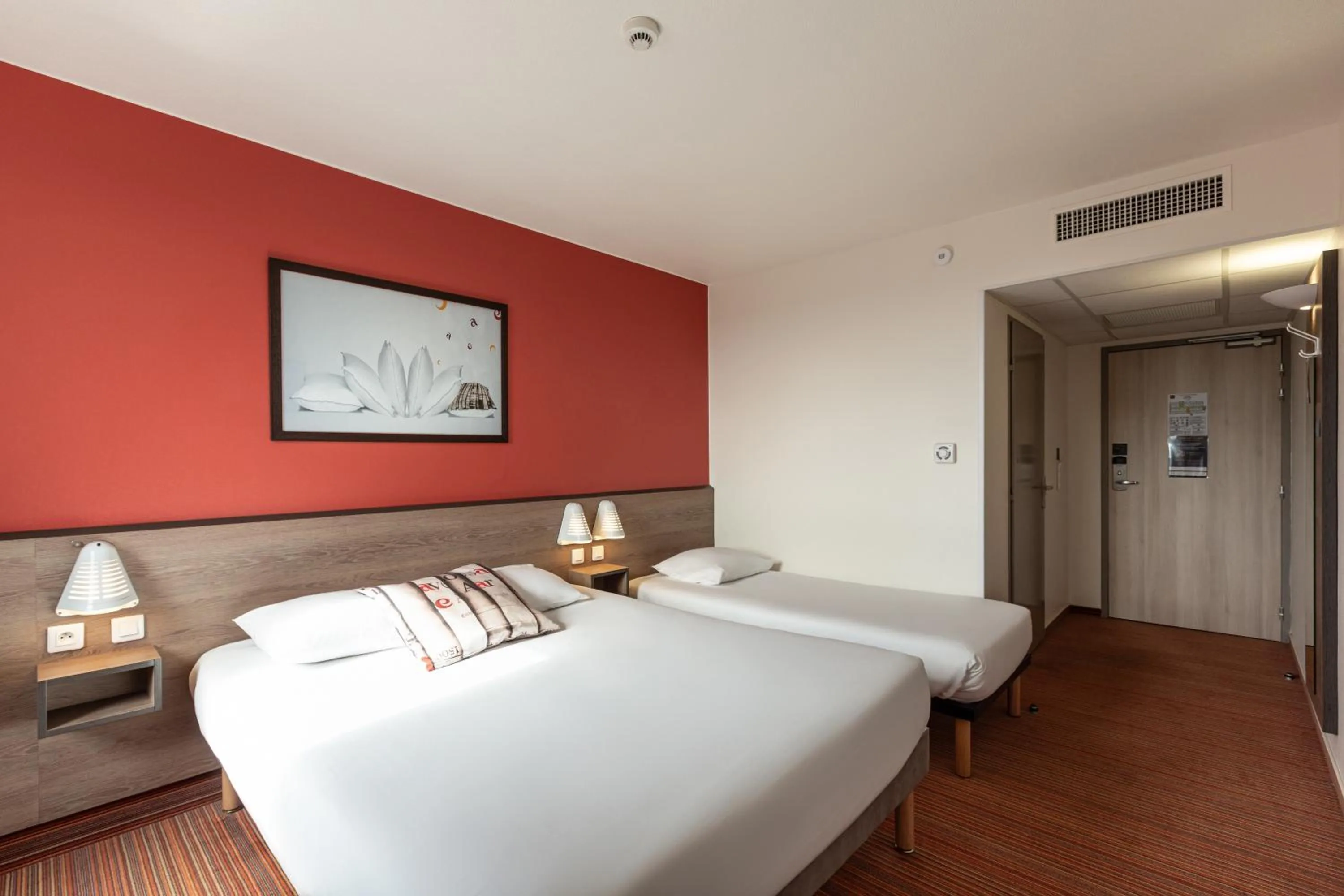 Photo of the whole room, Bed in Ace Hotel Roanne