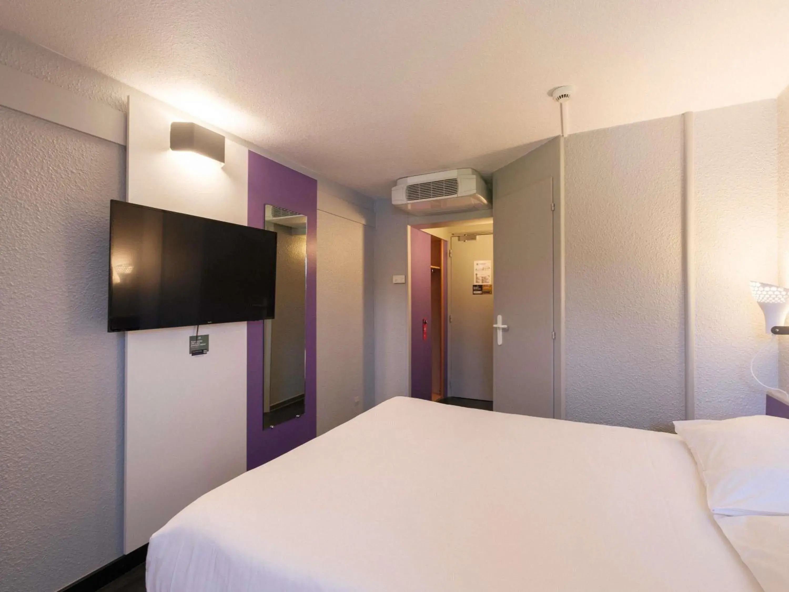 Bedroom, Bed in ibis Strasbourg Sud La Vigie Bedroom, Bed in ibis Strasbourg Sud La Vigie