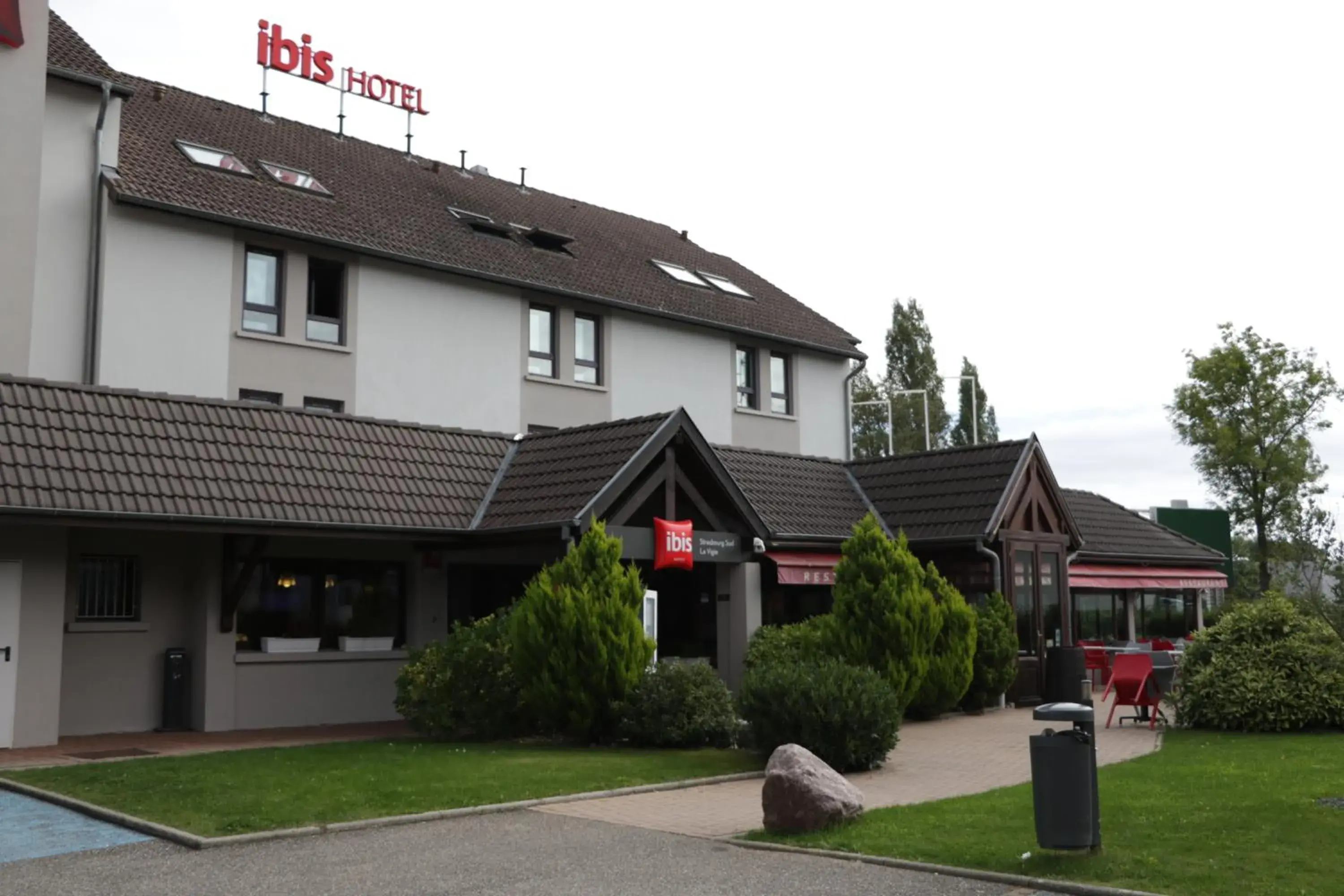 Facade/entrance in ibis Strasbourg Sud La Vigie Facade/entrance in ibis Strasbourg Sud La Vigie