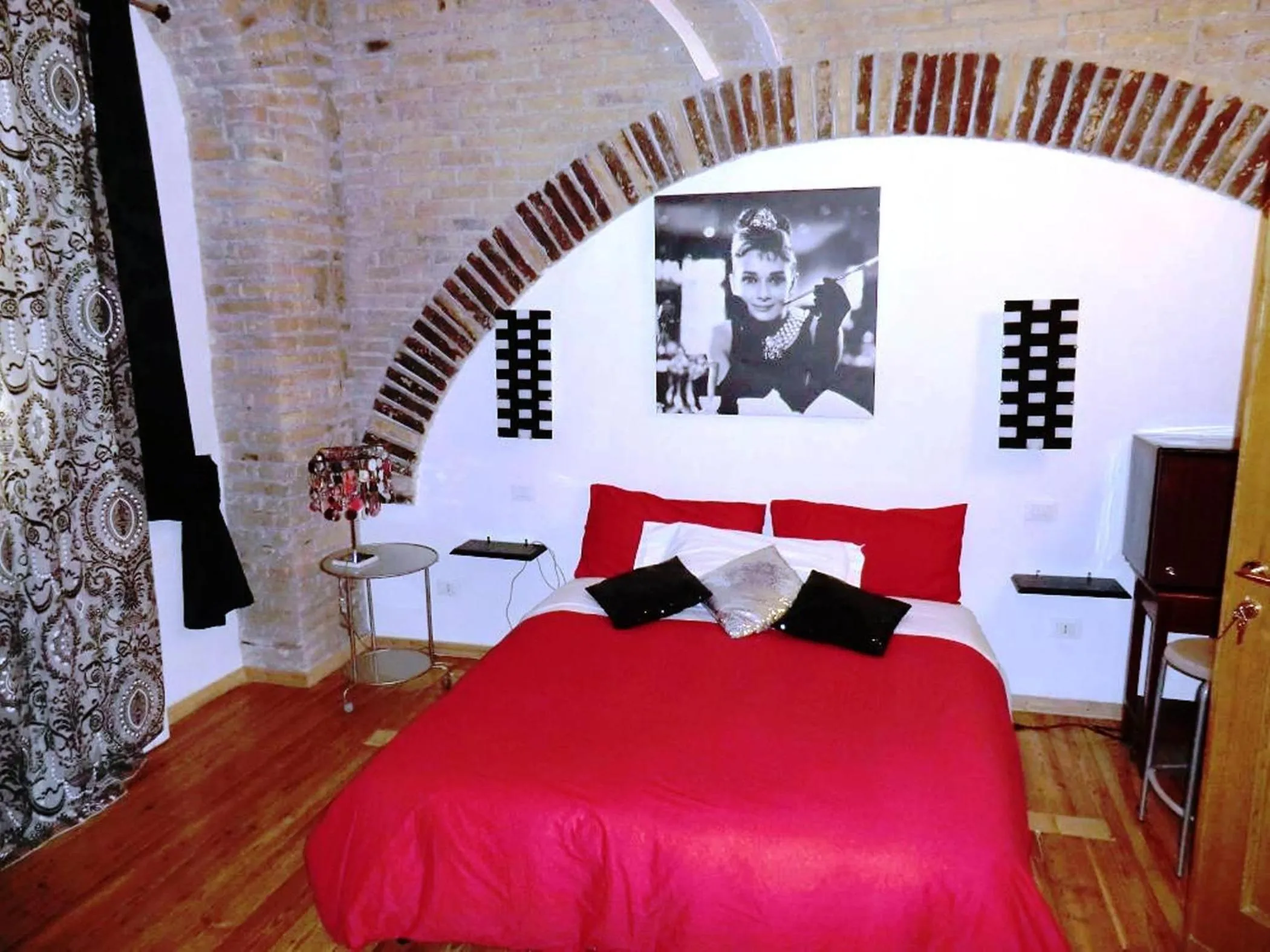 Photo of the whole room in Caesar's Rooms