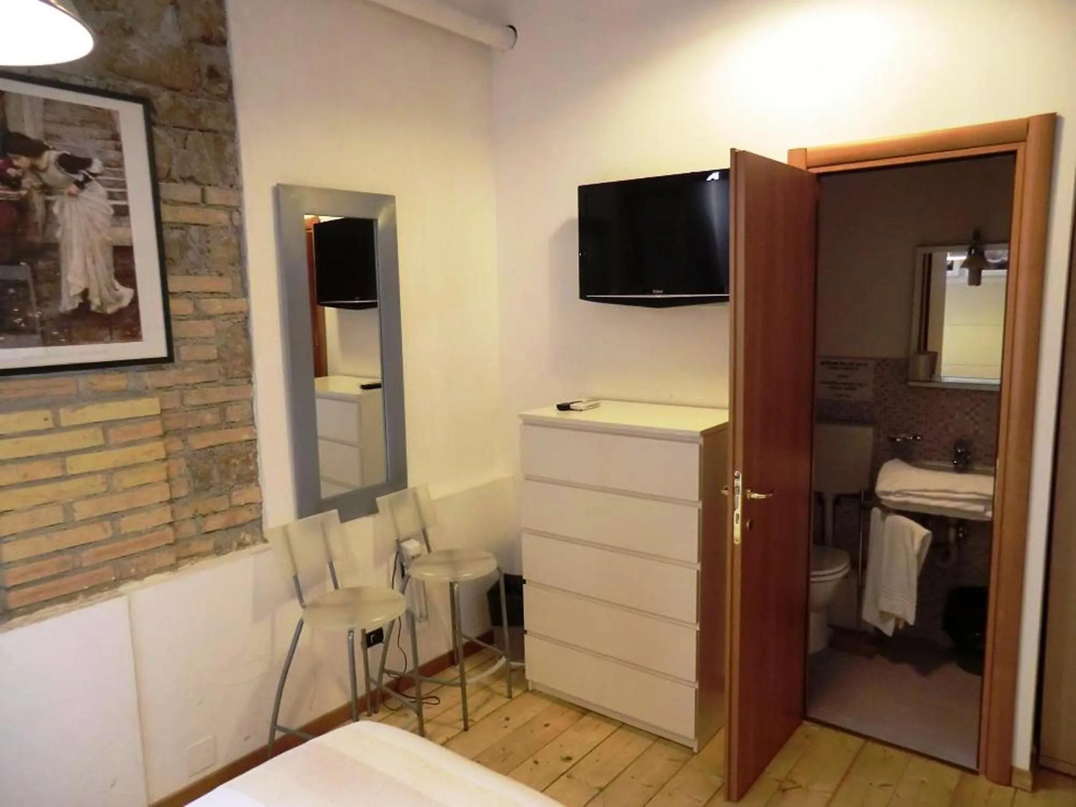 TV and multimedia, TV/Entertainment Center in Caesar's Rooms