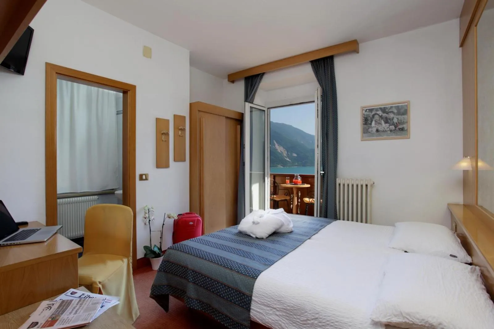 Photo of the whole room, Bed in Hotel Olympia