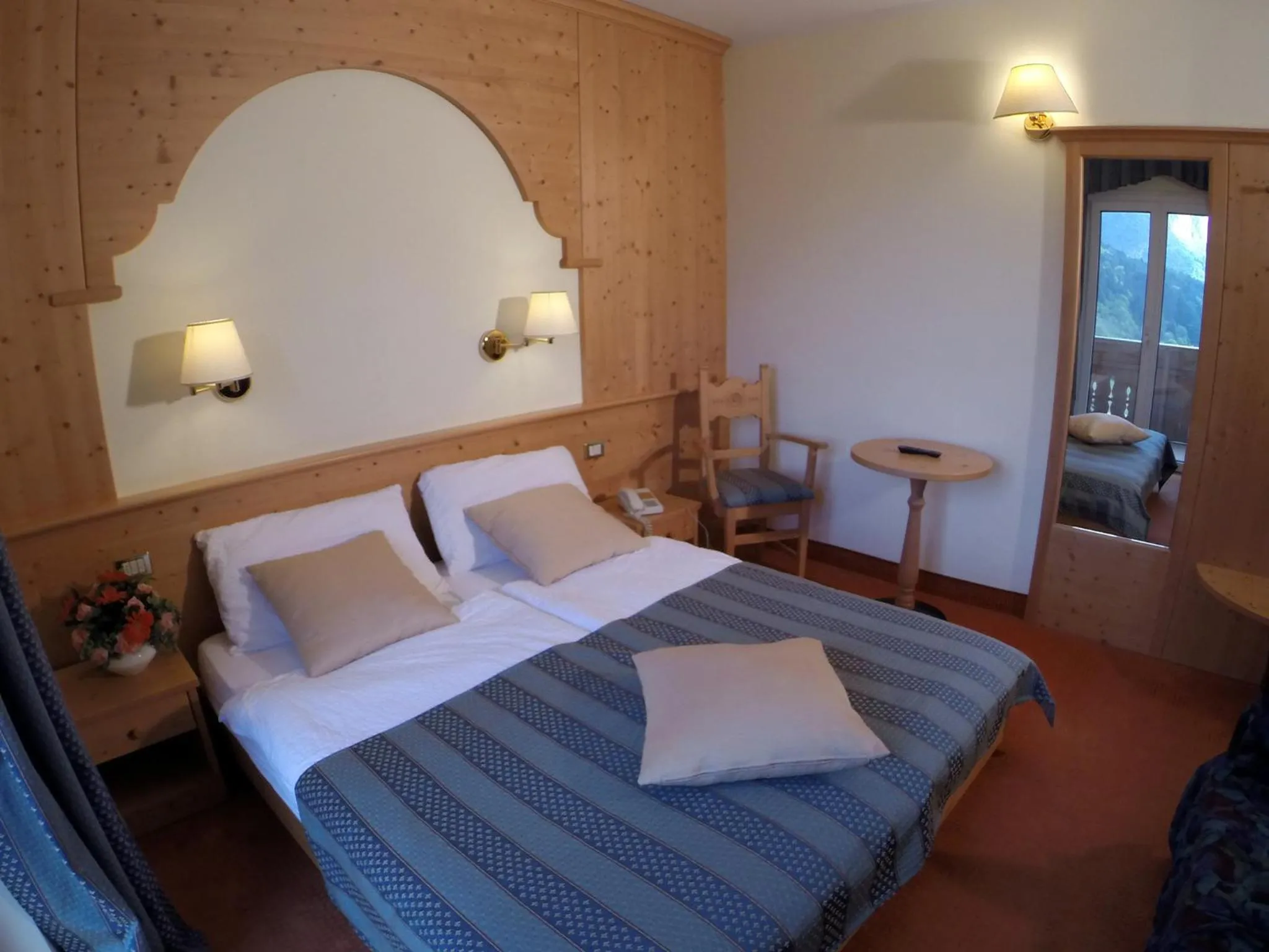 Lake view, Bed in Hotel Olympia