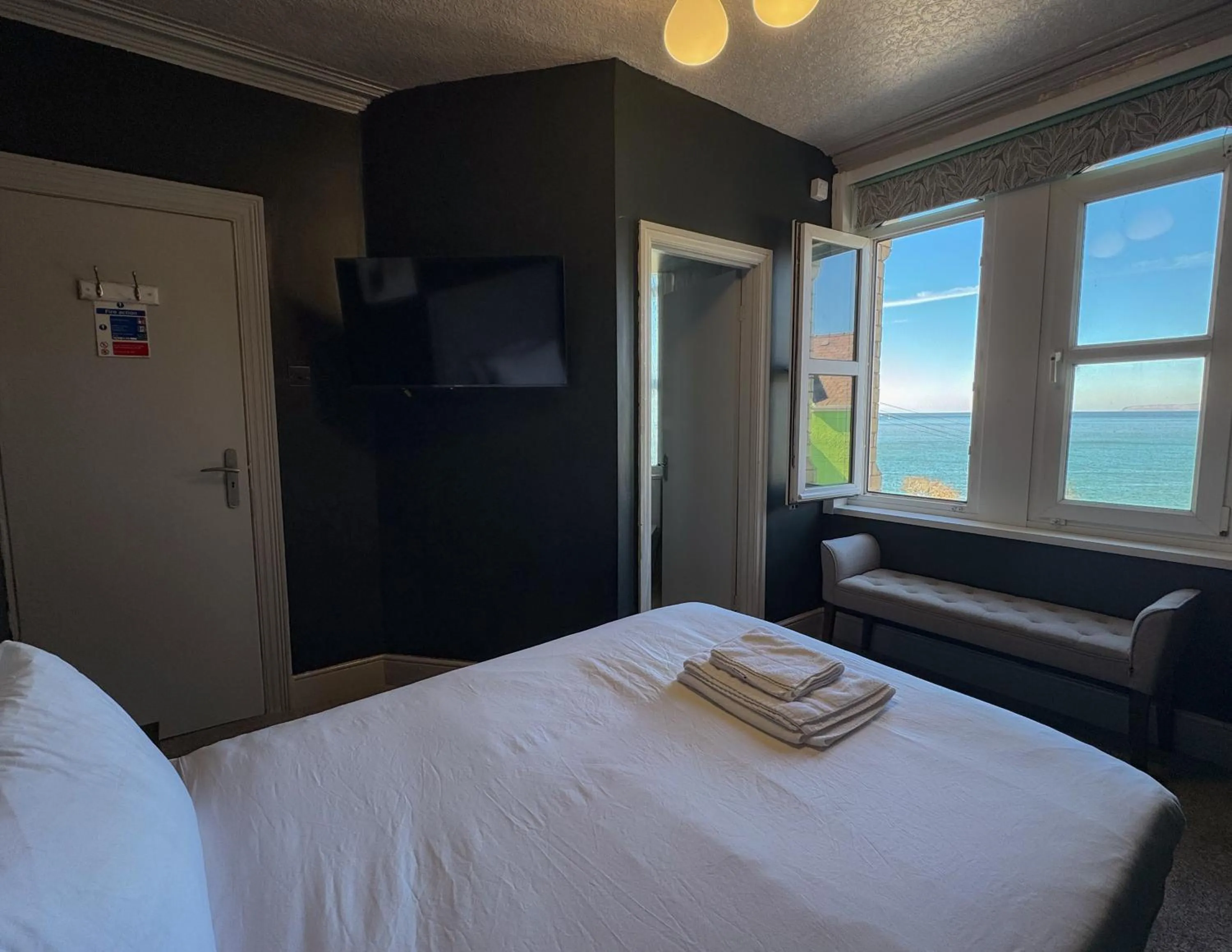 Bed in Nomi Rooms & Restaurant