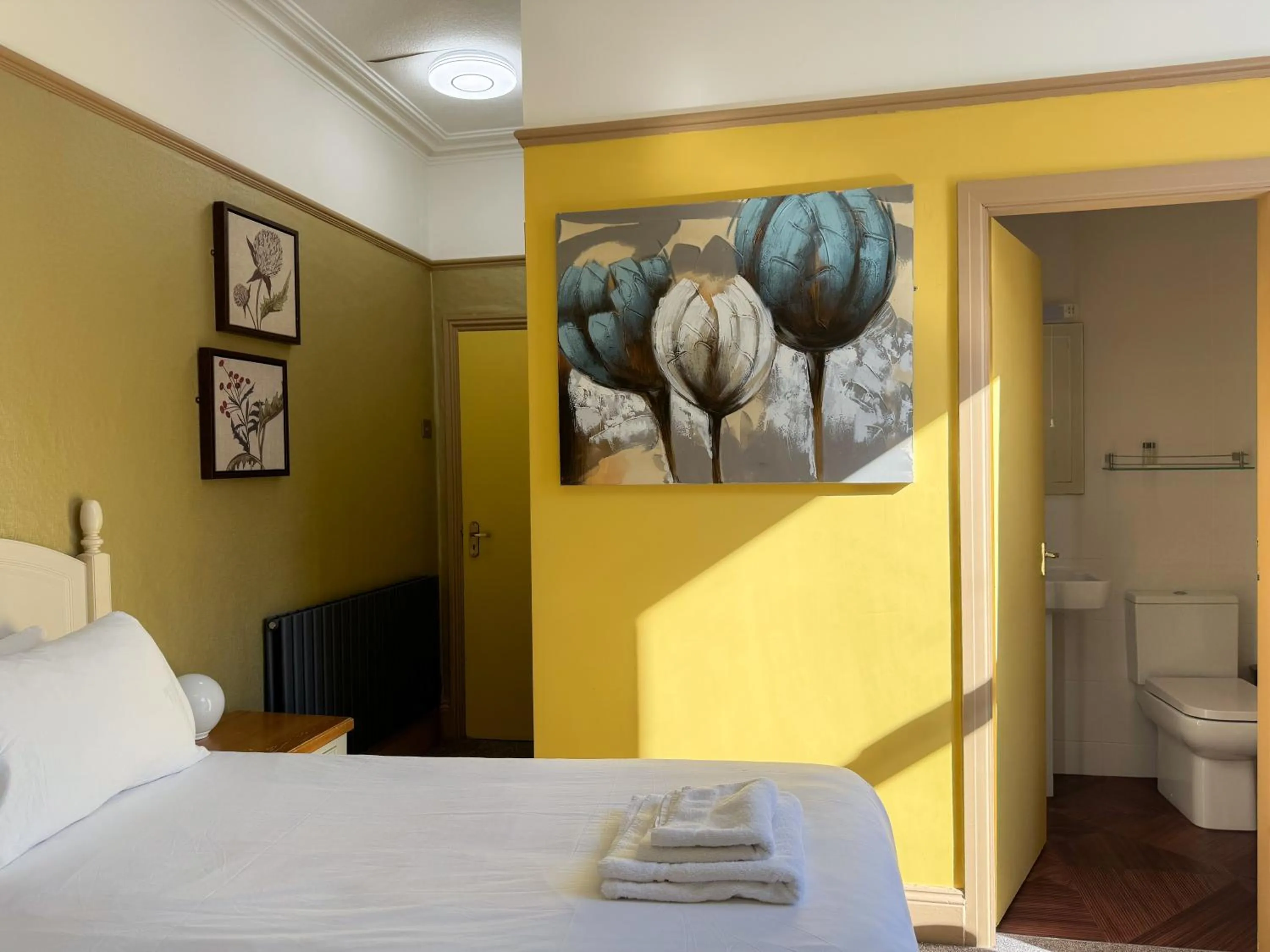 Bed in Nomi Rooms & Restaurant