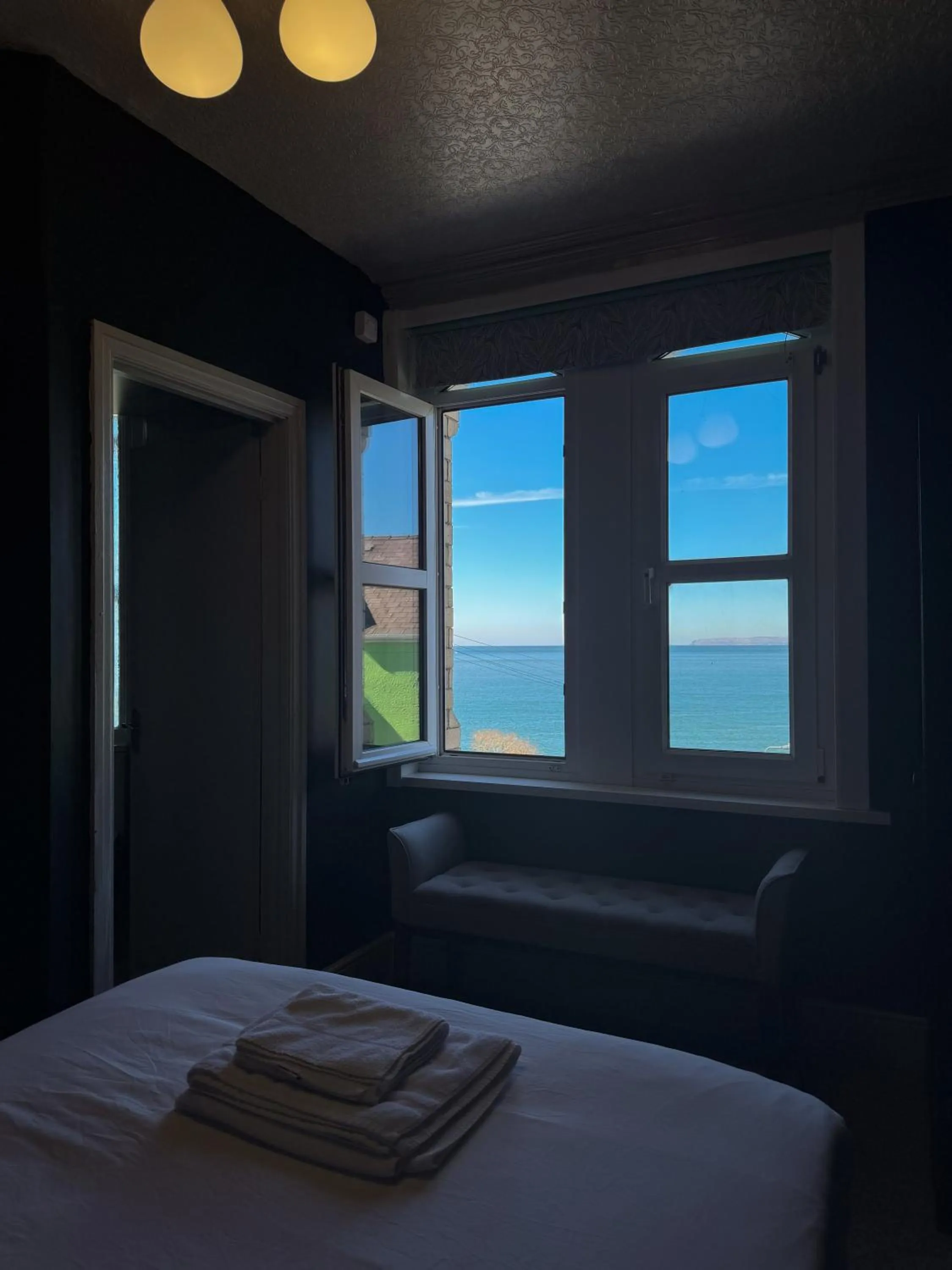 Bed in Nomi Rooms & Restaurant