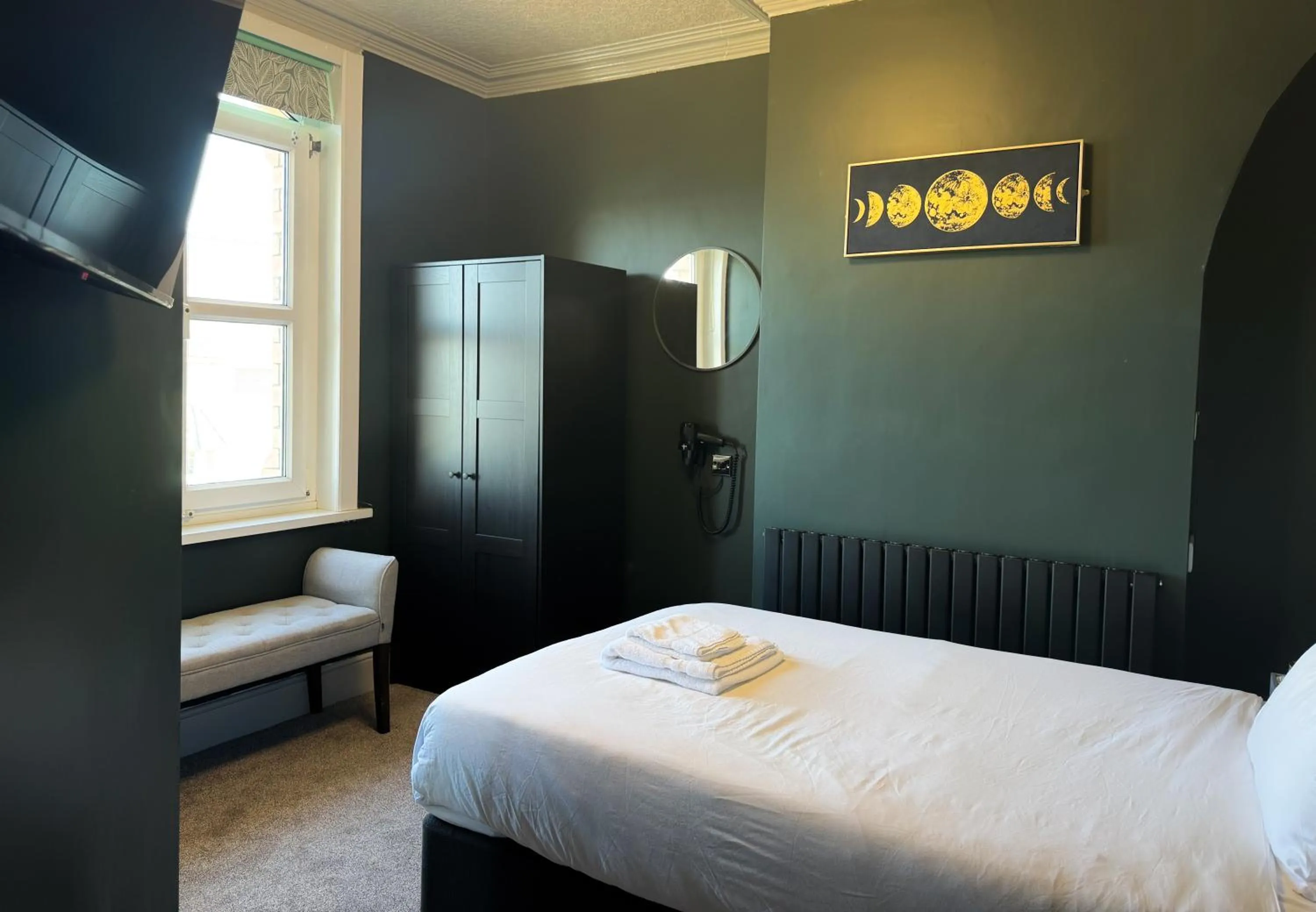 Bed in Nomi Rooms & Restaurant