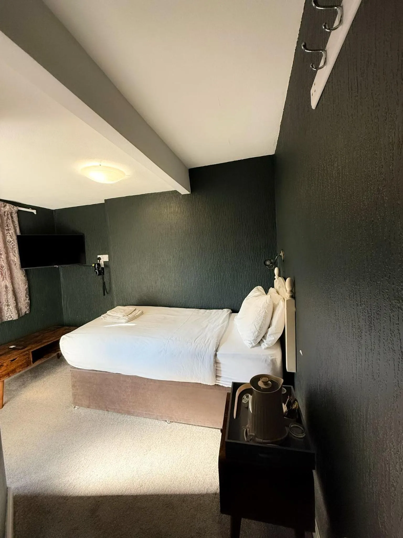 Bed in Nomi Rooms & Restaurant