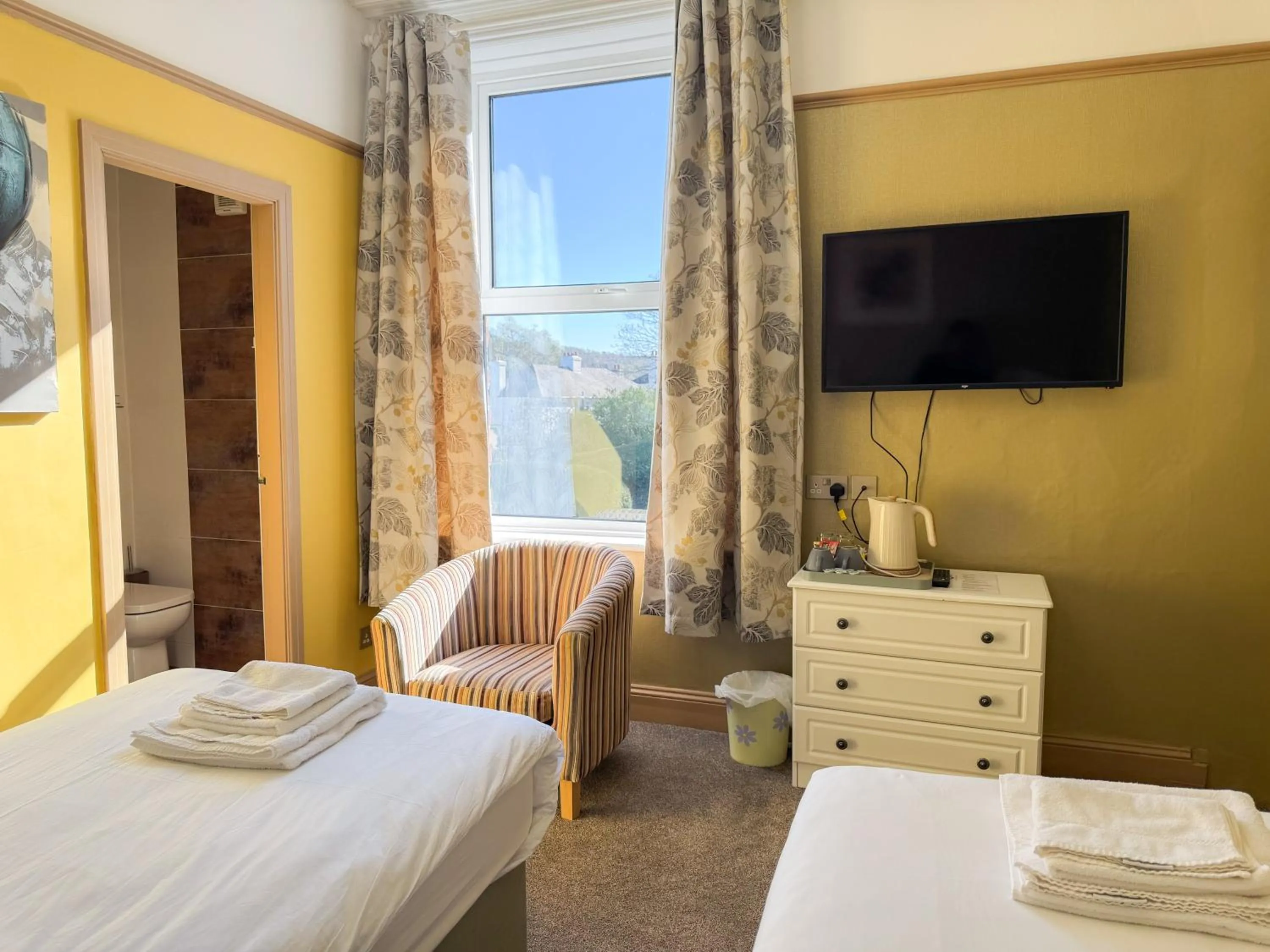 Bed in Nomi Rooms & Restaurant