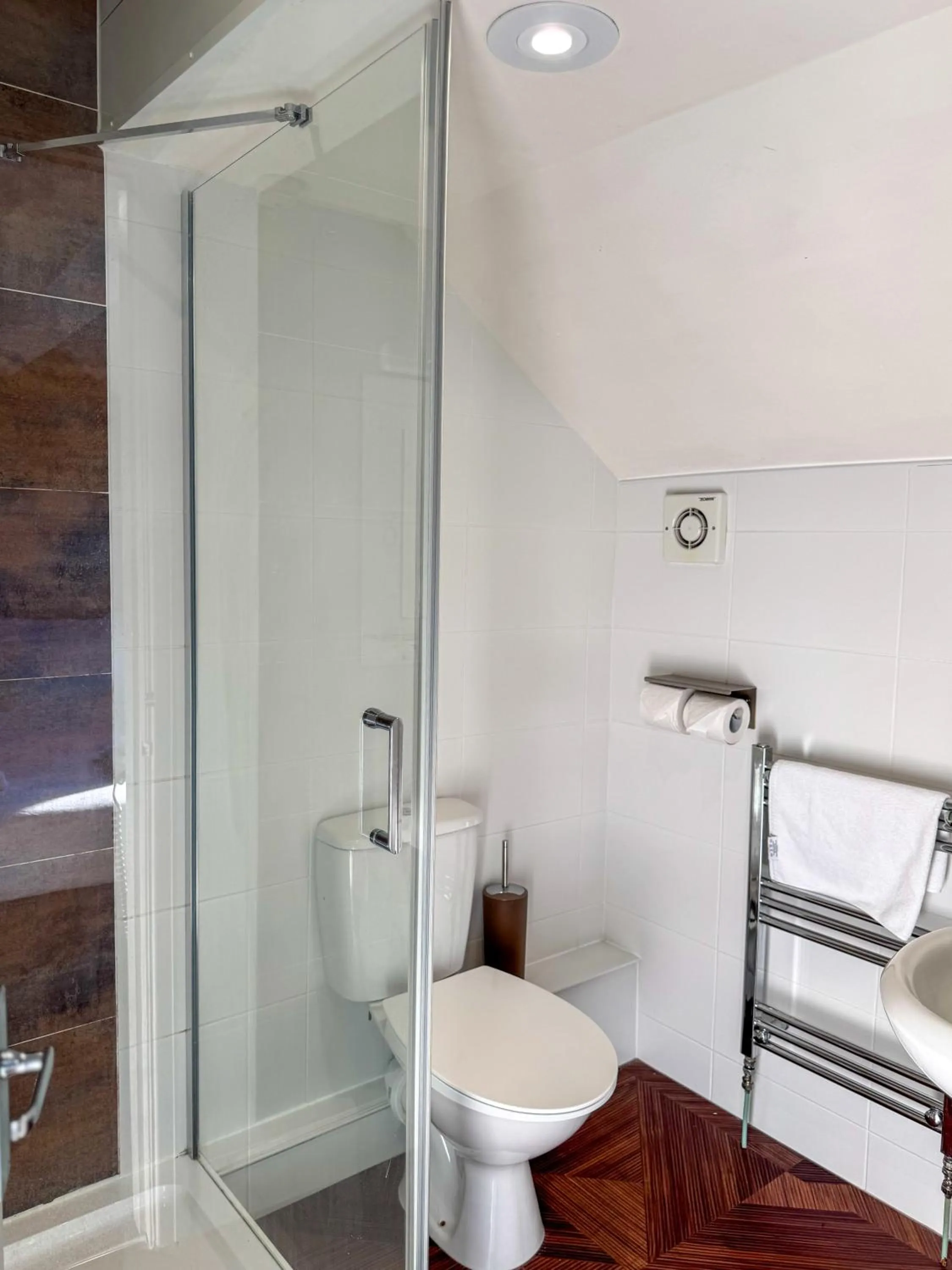 Nomi Rooms & Restaurant