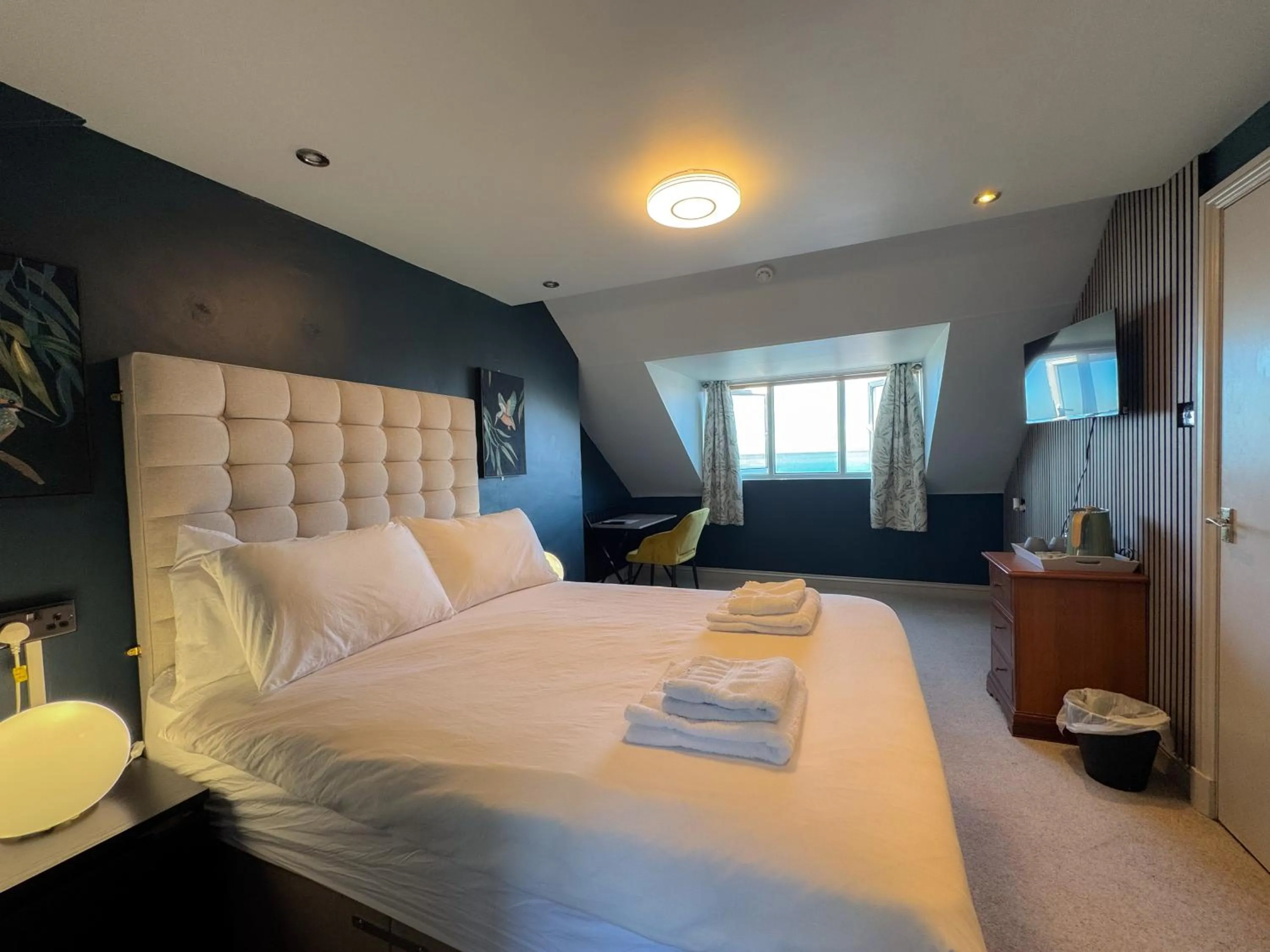 Bed in Nomi Rooms & Restaurant