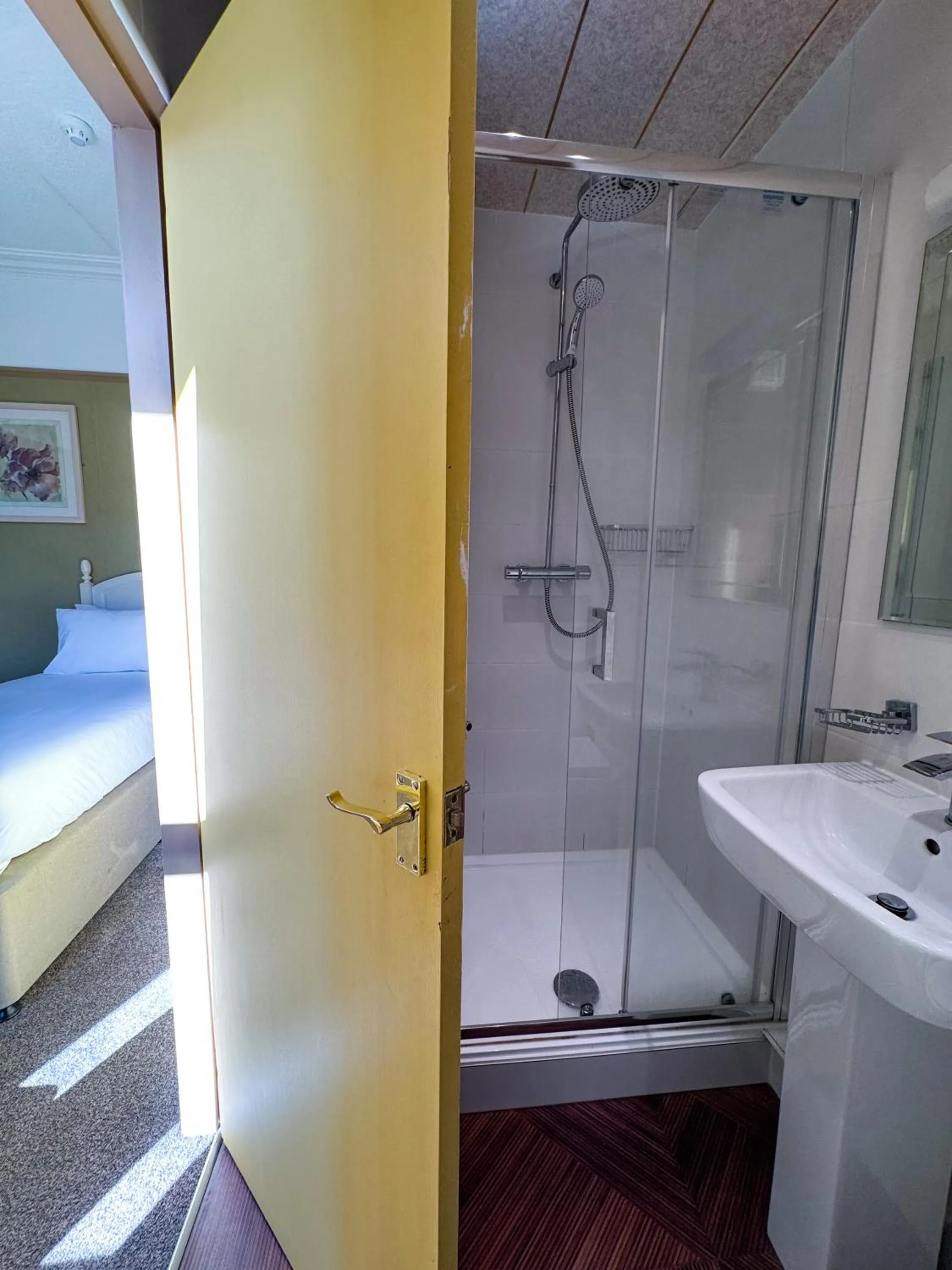 Nomi Rooms & Restaurant