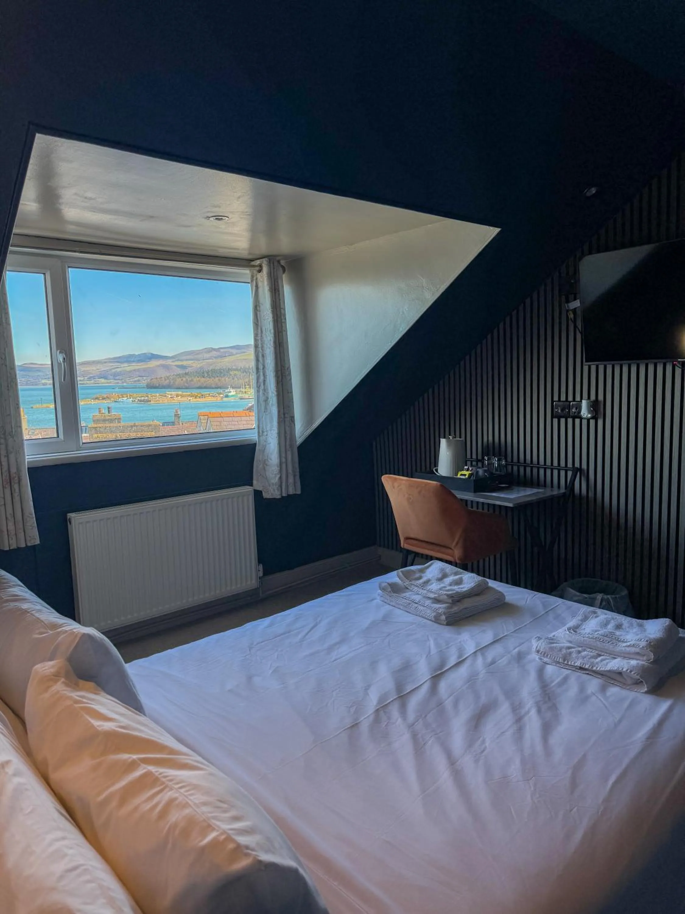 Bed in Nomi Rooms & Restaurant