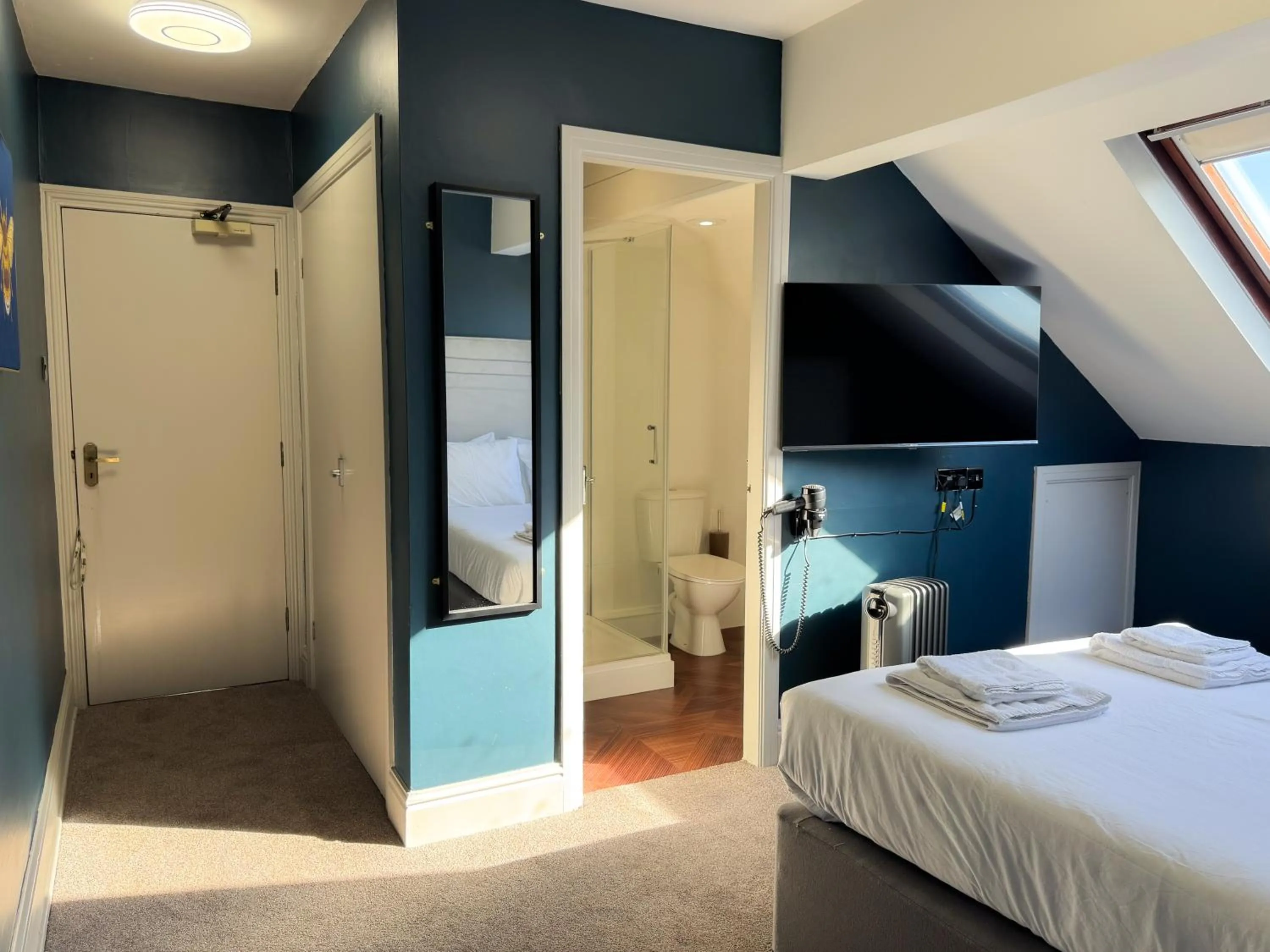 Bed in Nomi Rooms & Restaurant