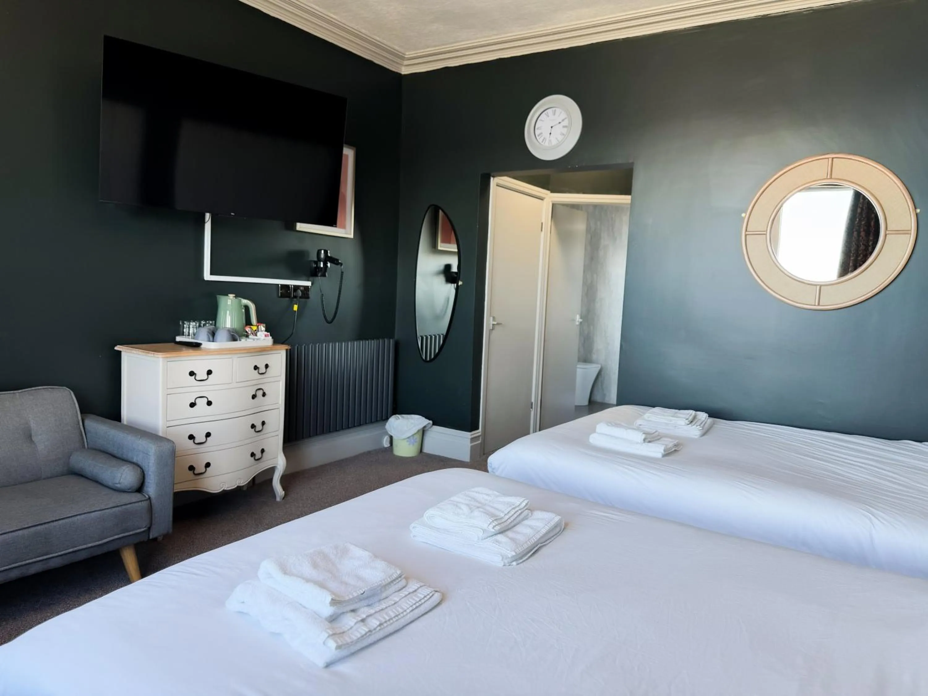 Bed in Nomi Rooms & Restaurant