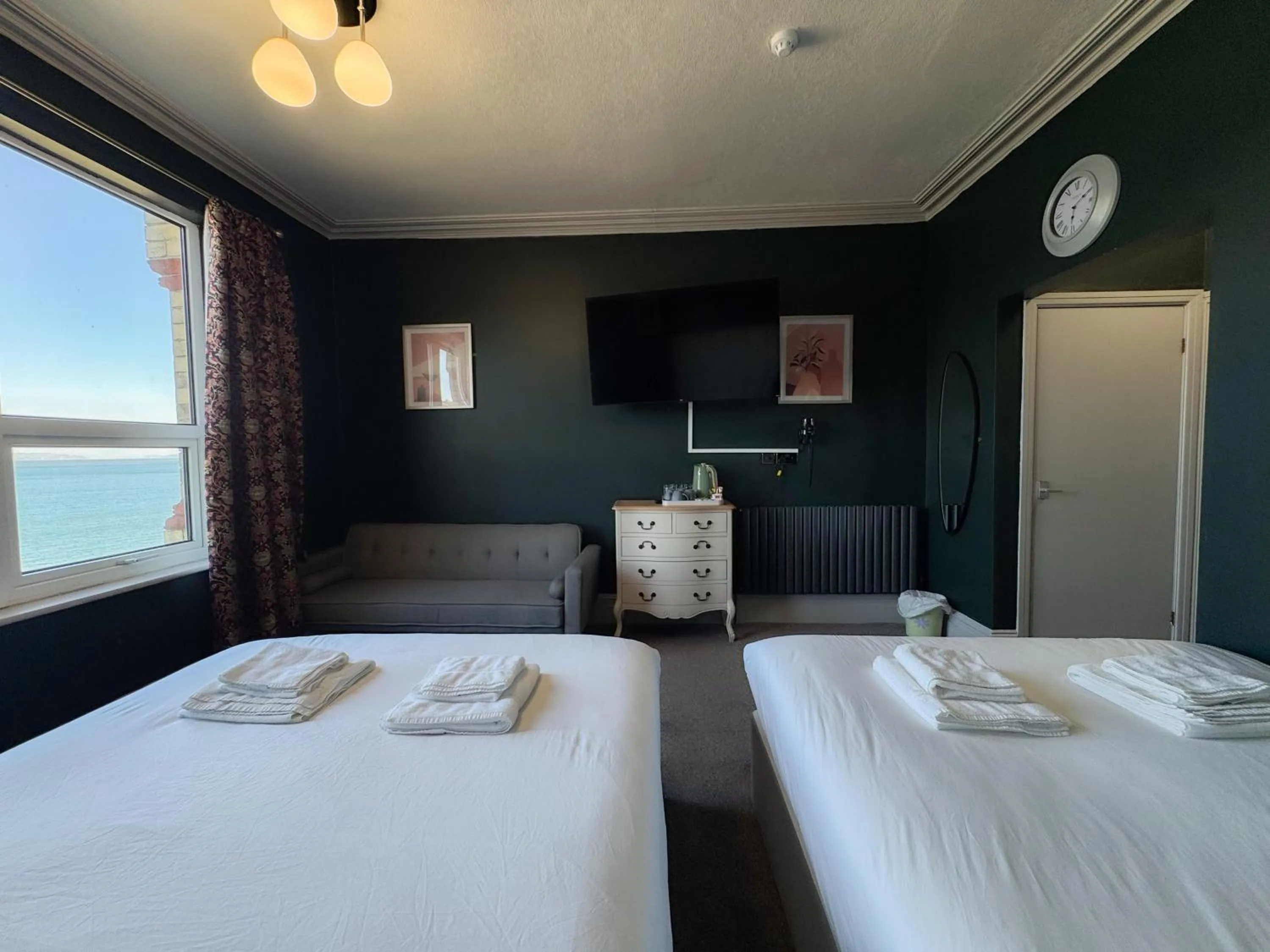 Bed in Nomi Rooms & Restaurant