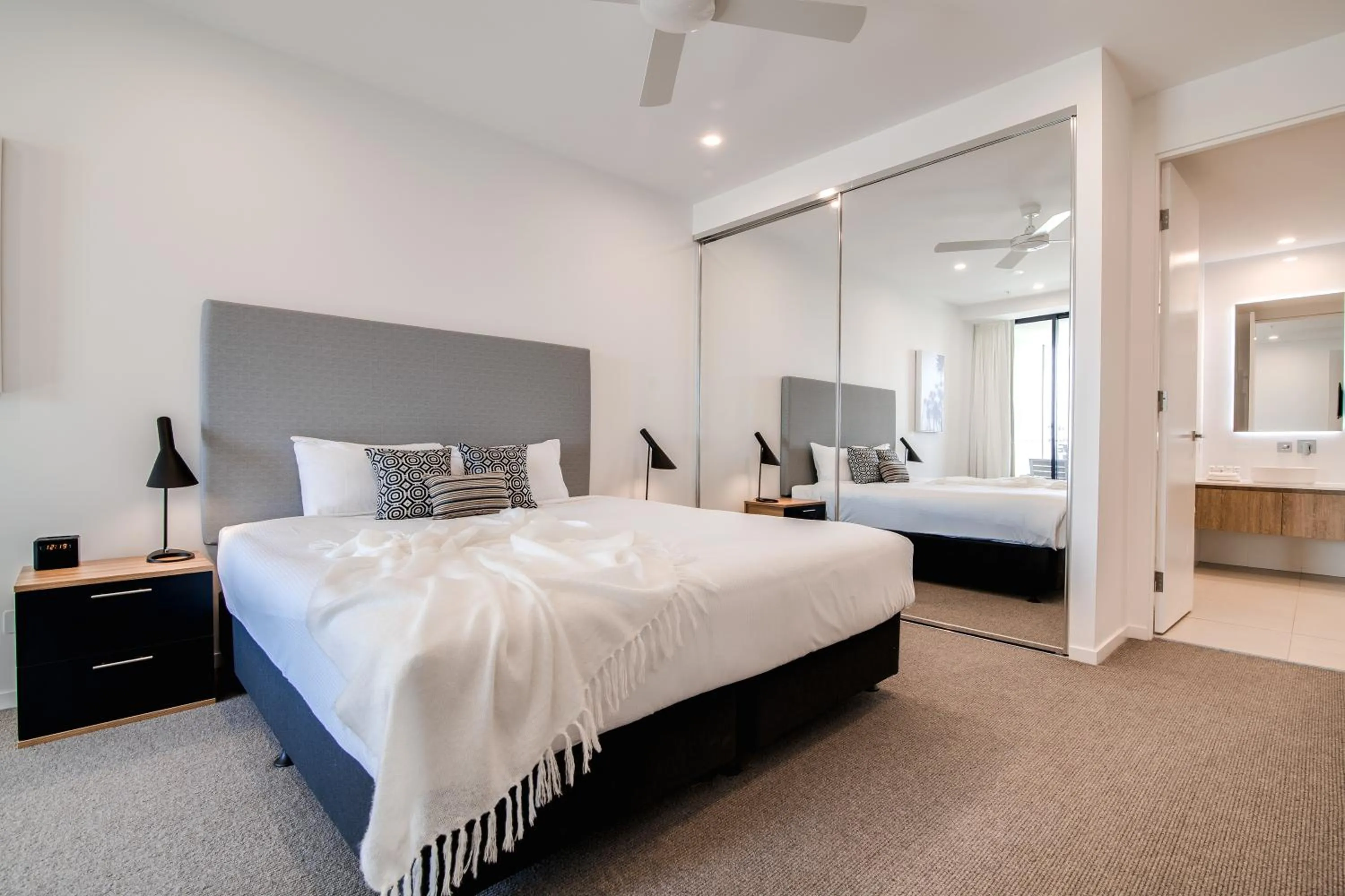 Bathroom, Bed in Iconic Kirra Beach Resort