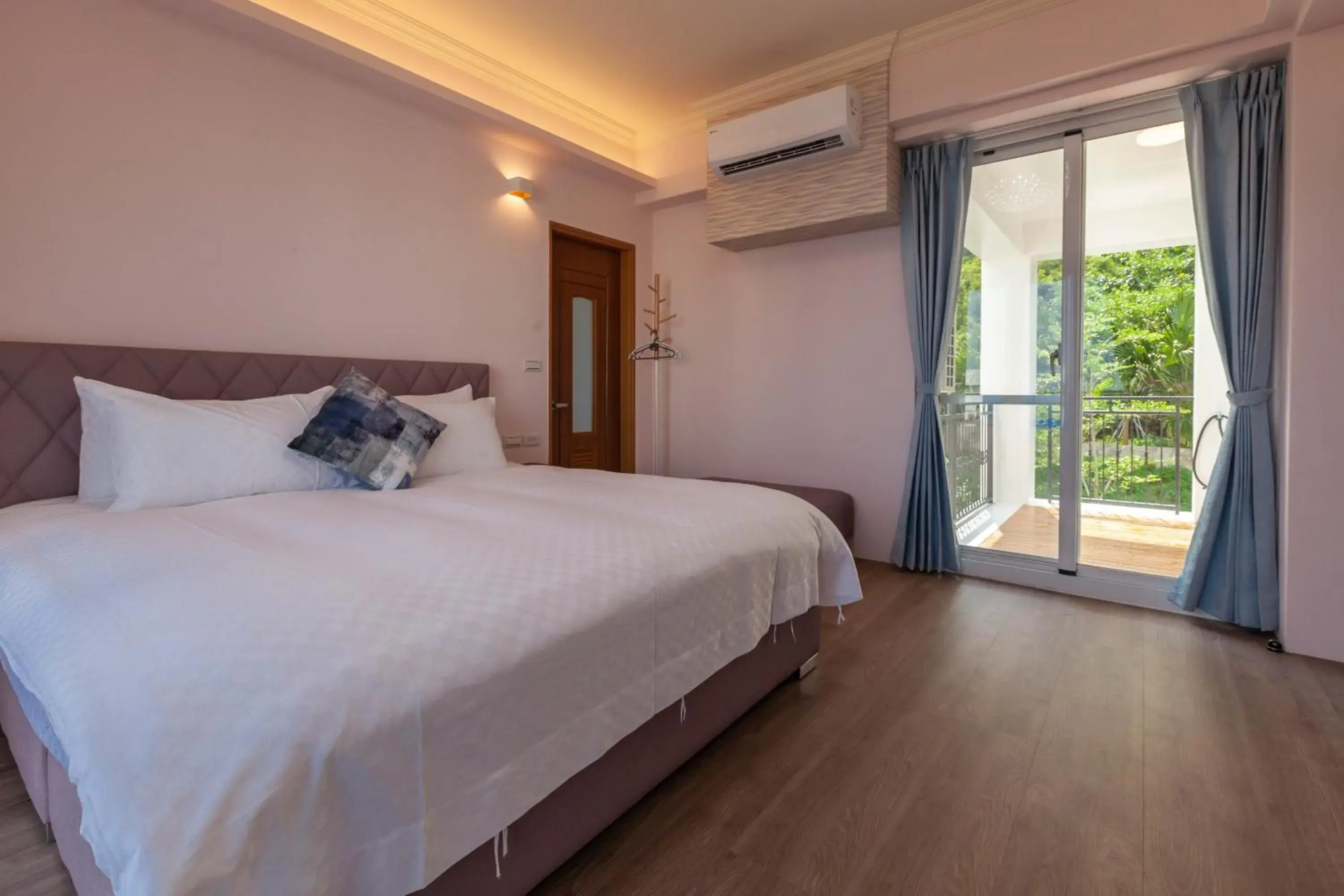 Bed in Sea Dragonfly Bed in Sea Dragonfly