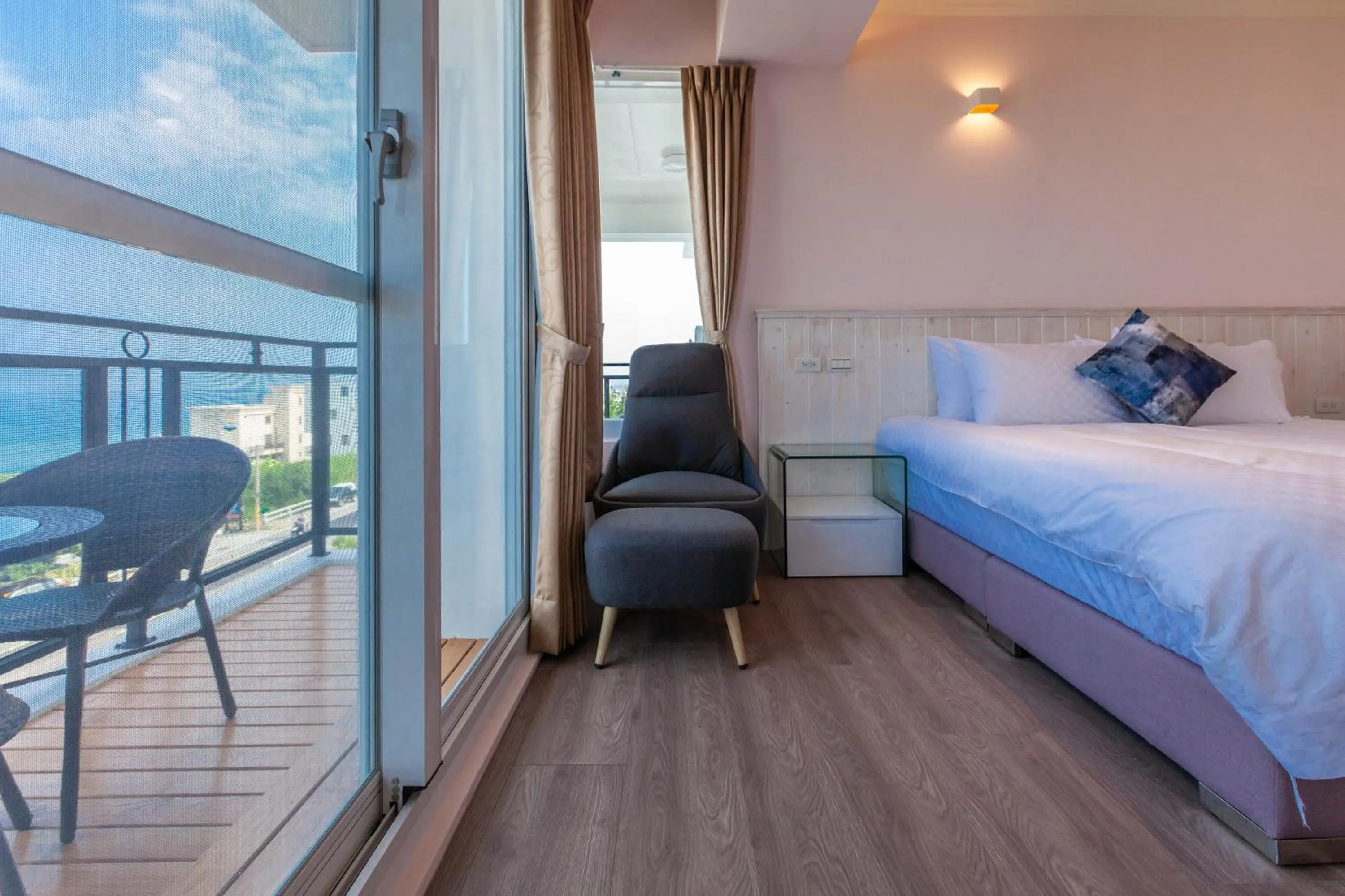 Bed in Sea Dragonfly