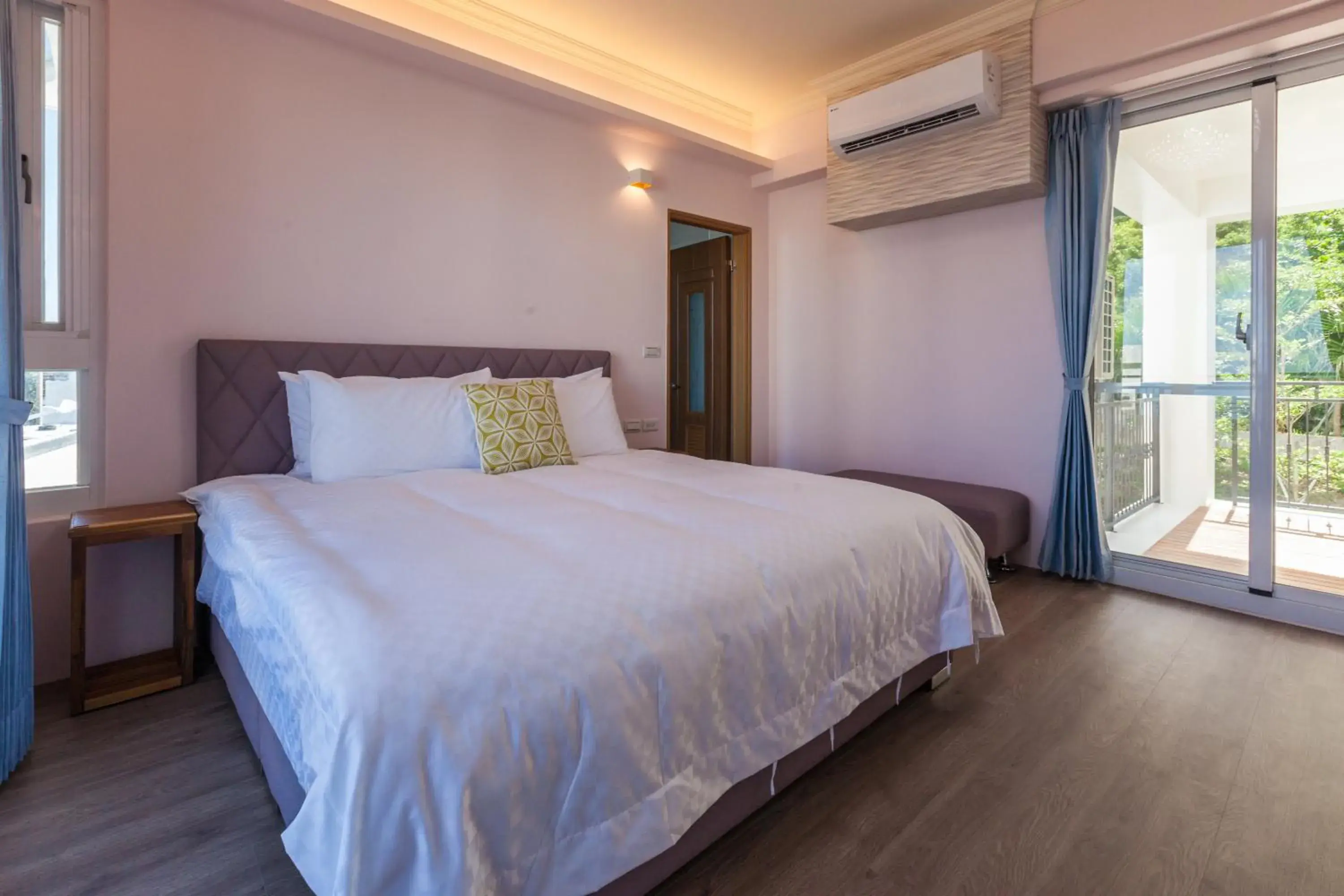 Bed in Sea Dragonfly Bed in Sea Dragonfly