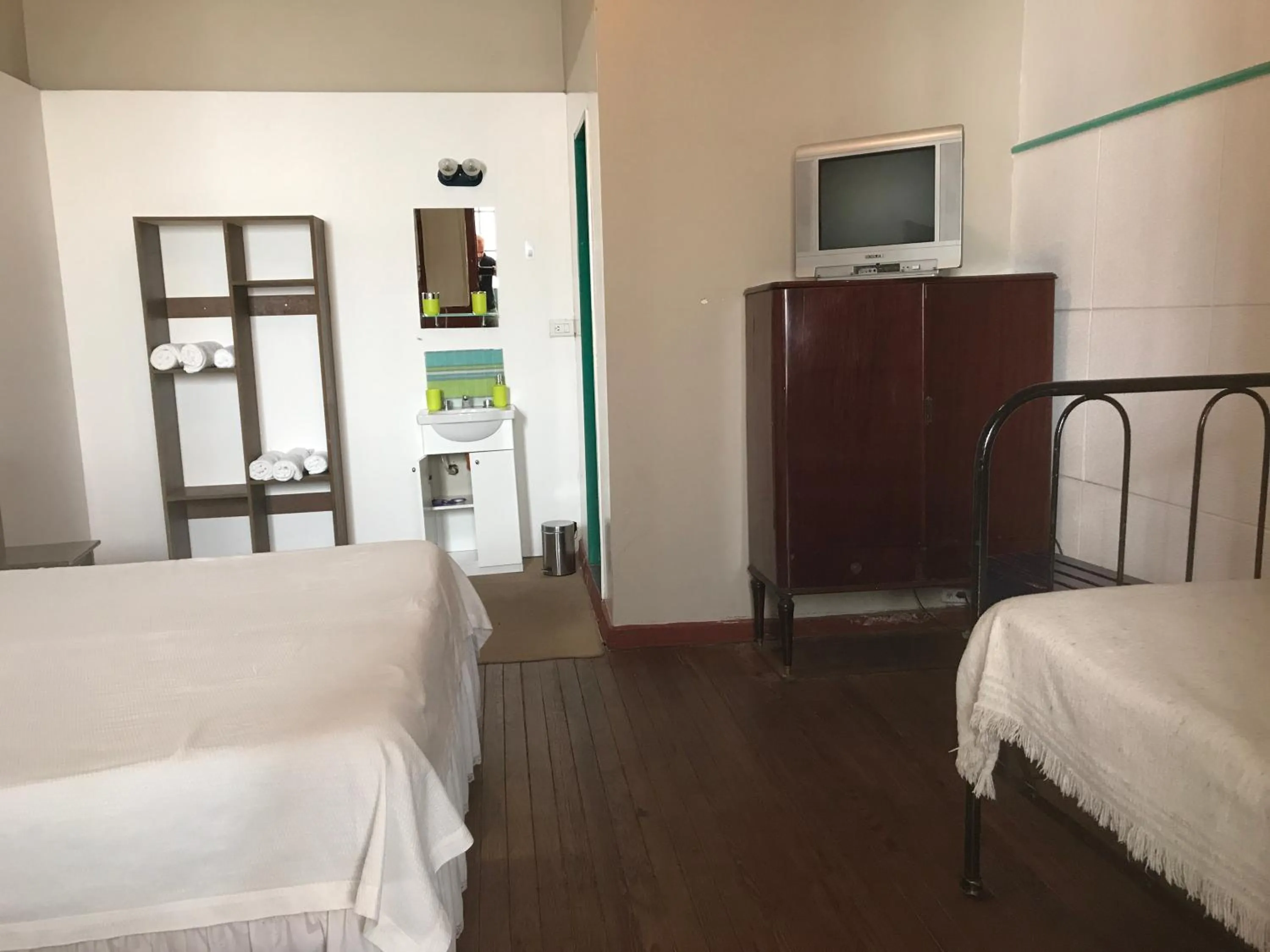 Photo of the whole room, Bed in Posada Casa de Borgoña