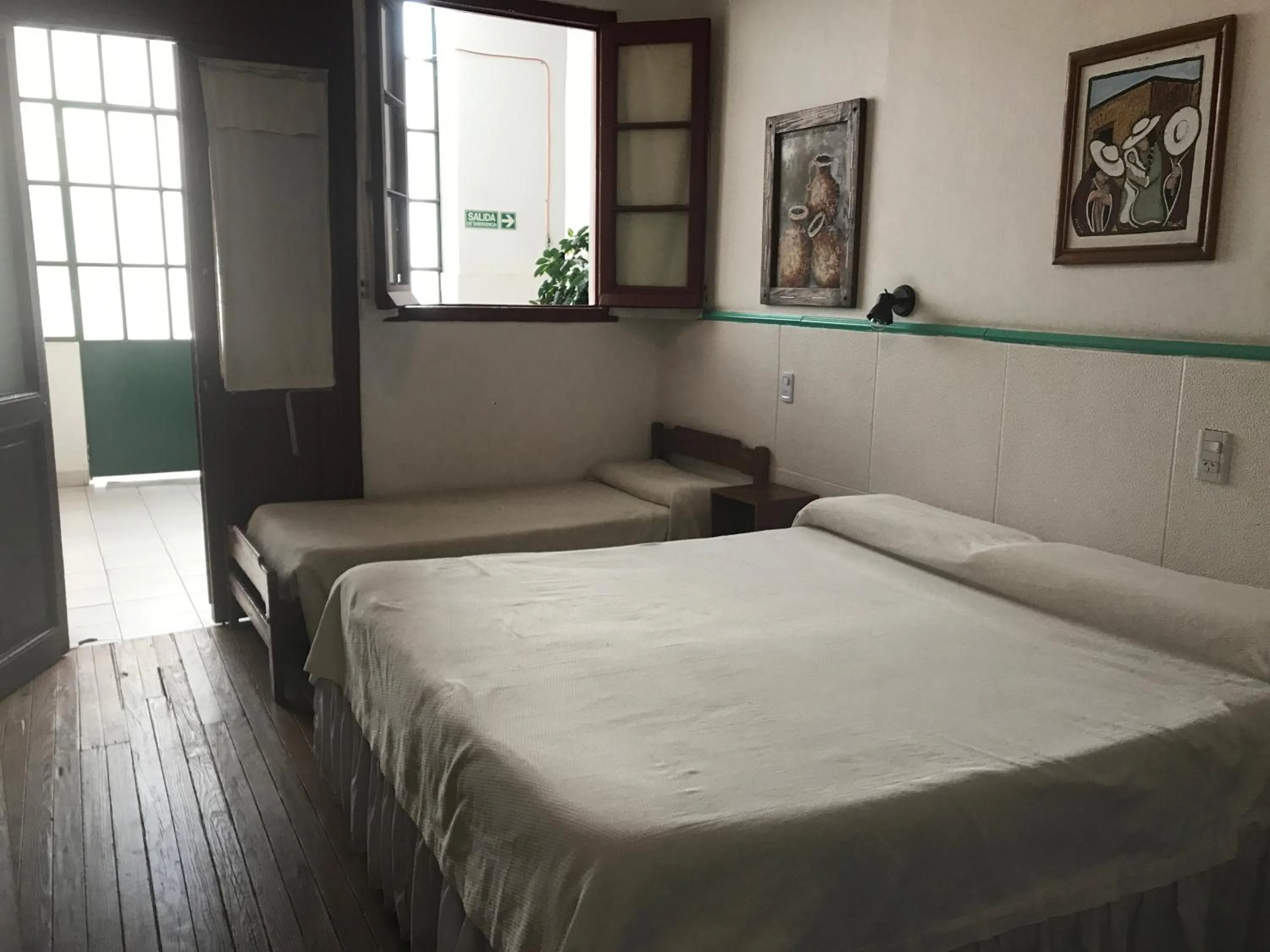 Photo of the whole room, Bed in Posada Casa de Borgoña