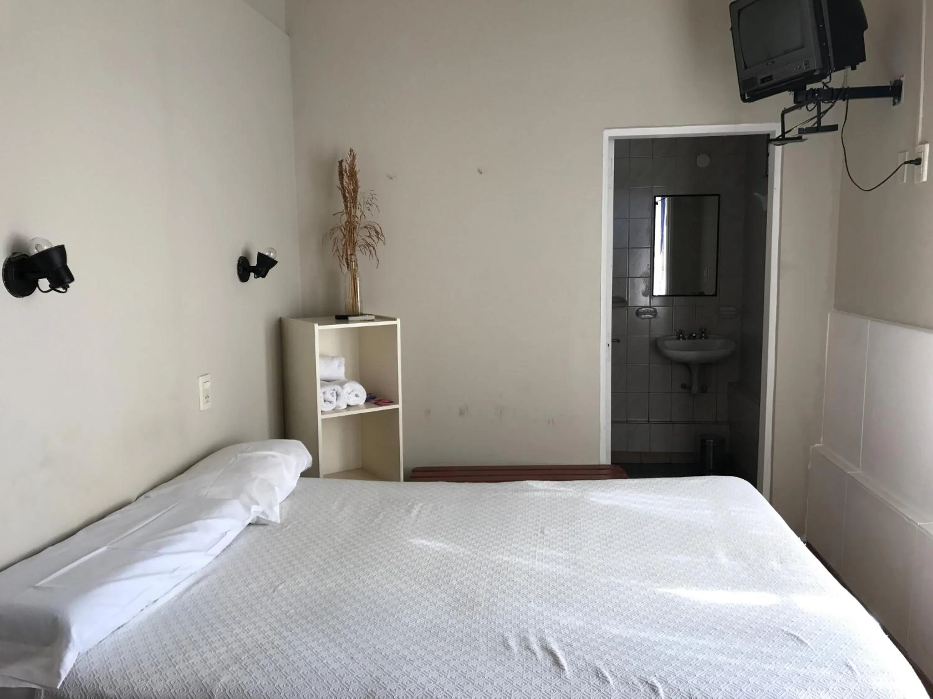 Photo of the whole room, Bed in Posada Casa de Borgoña