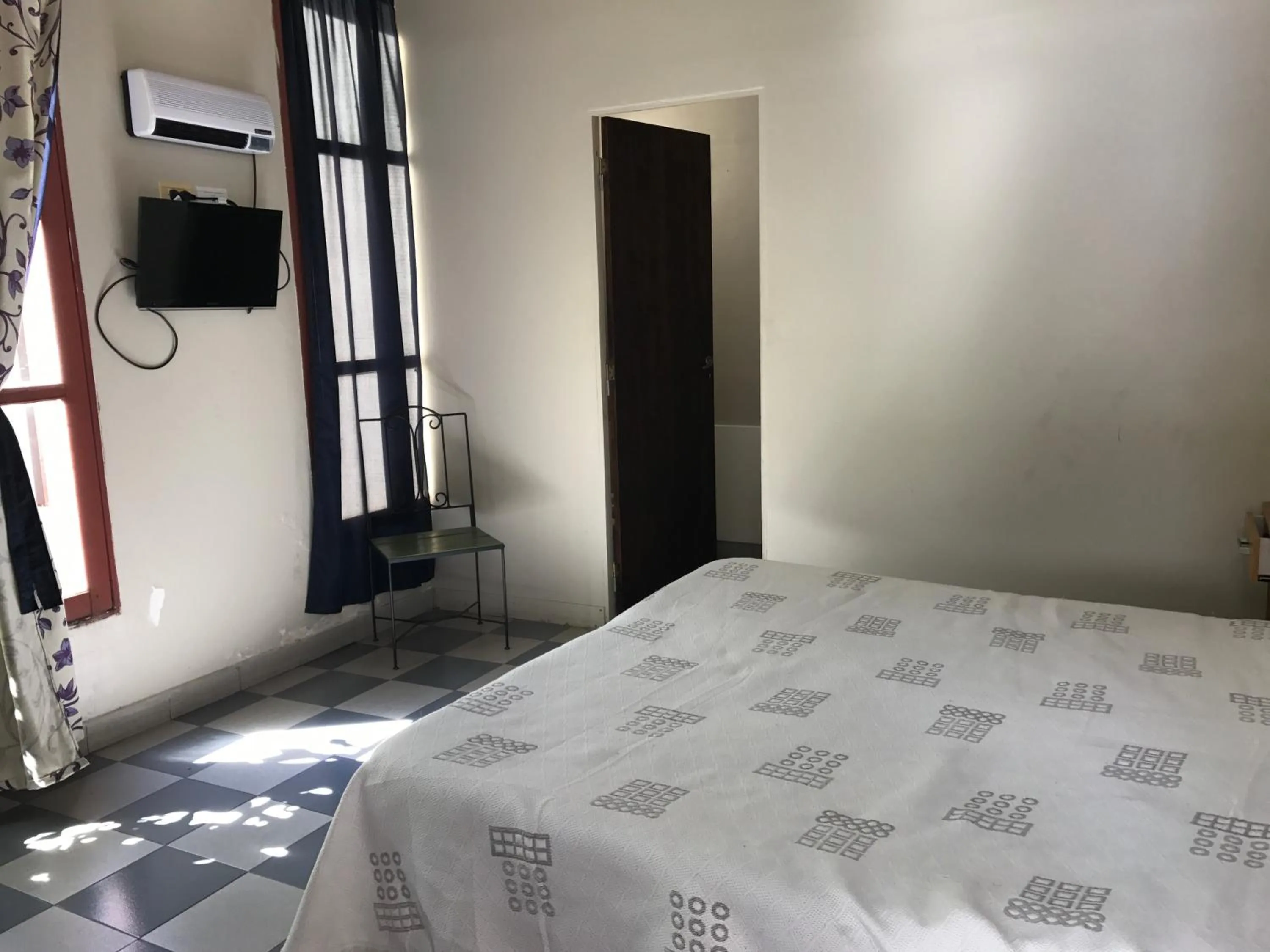 Photo of the whole room, Bed in Posada Casa de Borgoña