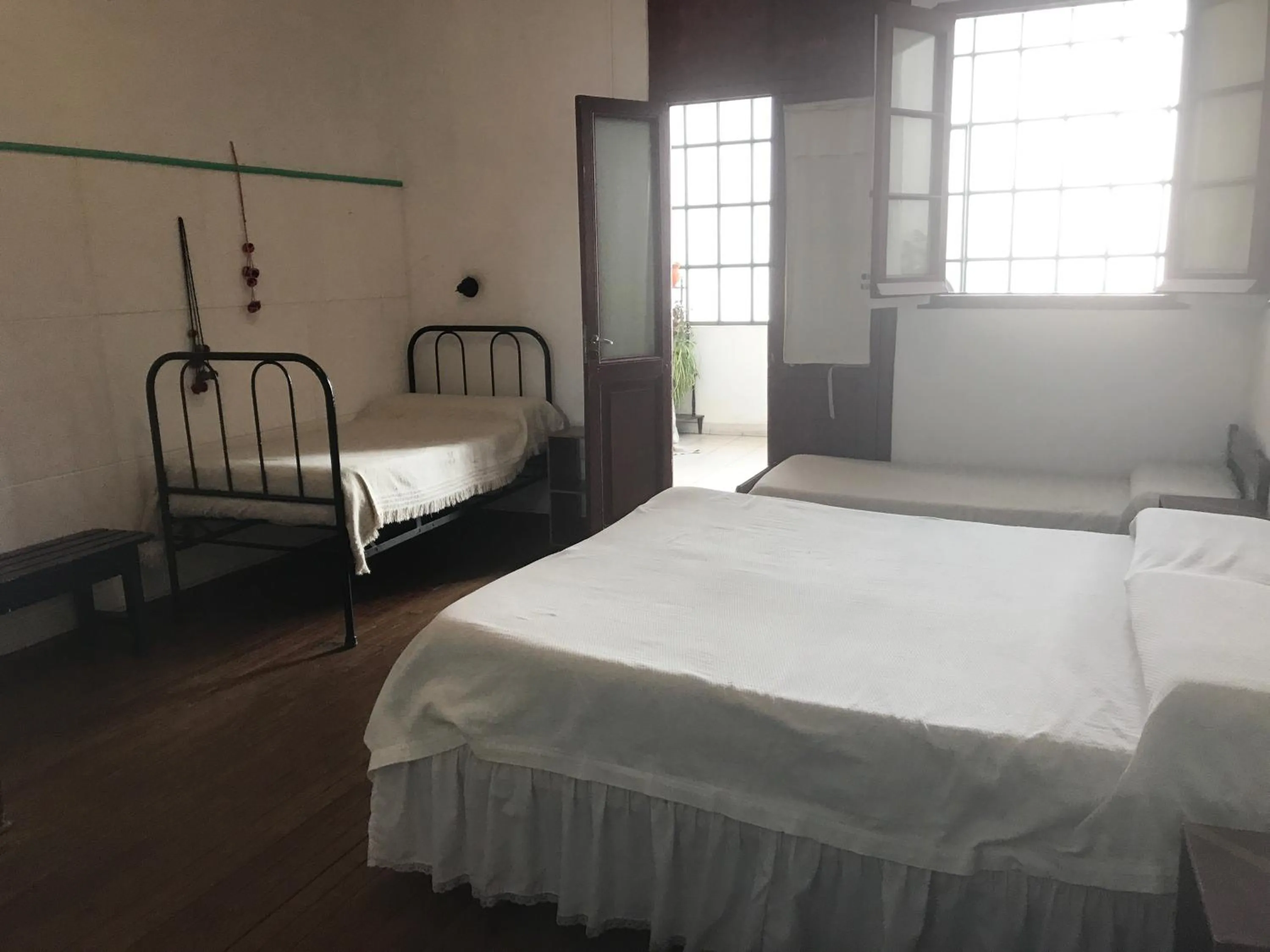 Photo of the whole room, Bed in Posada Casa de Borgoña