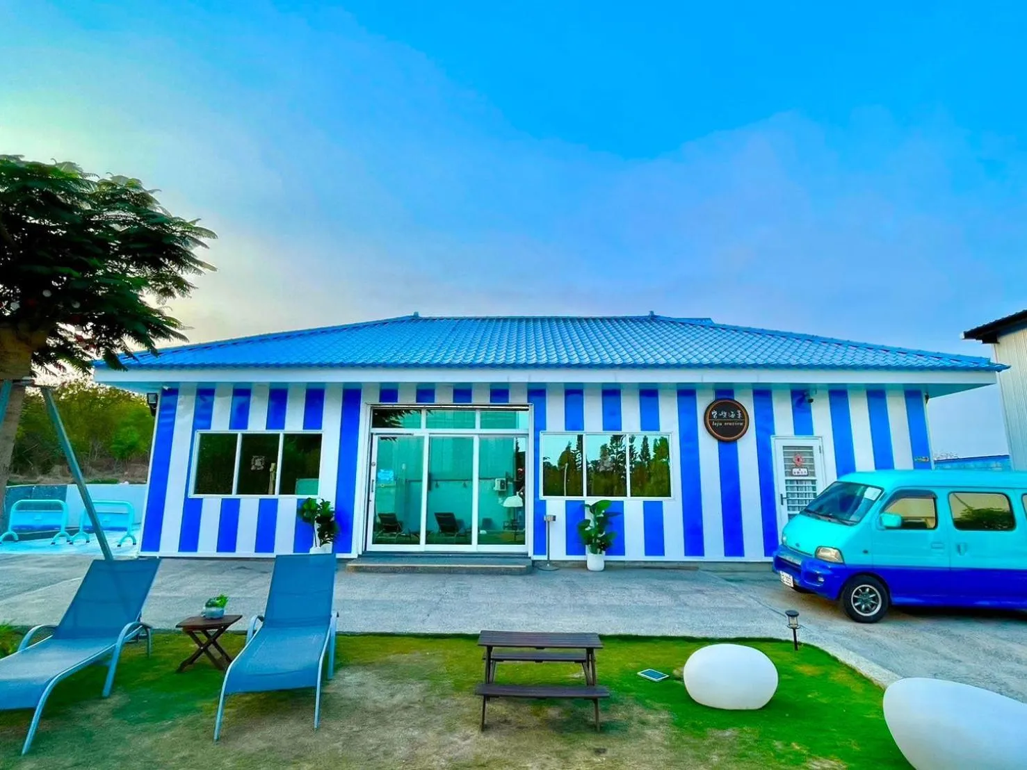 Property building in Loju Seaview Homestay