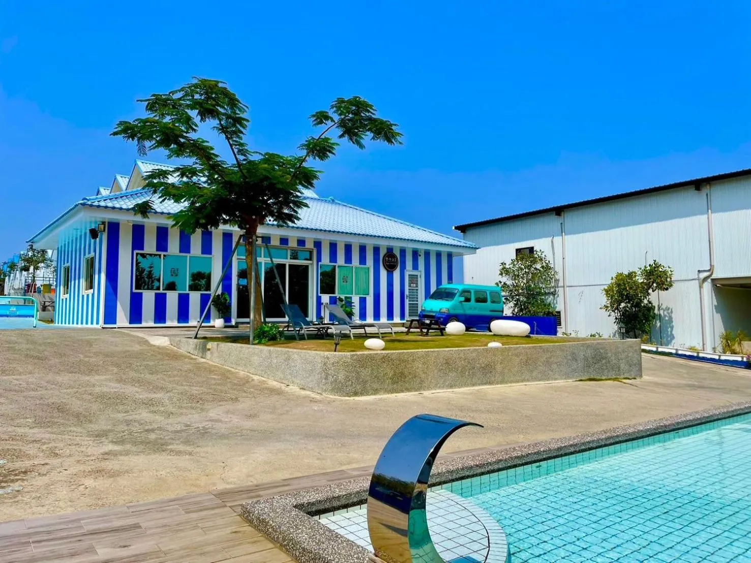 Property building in Loju Seaview Homestay