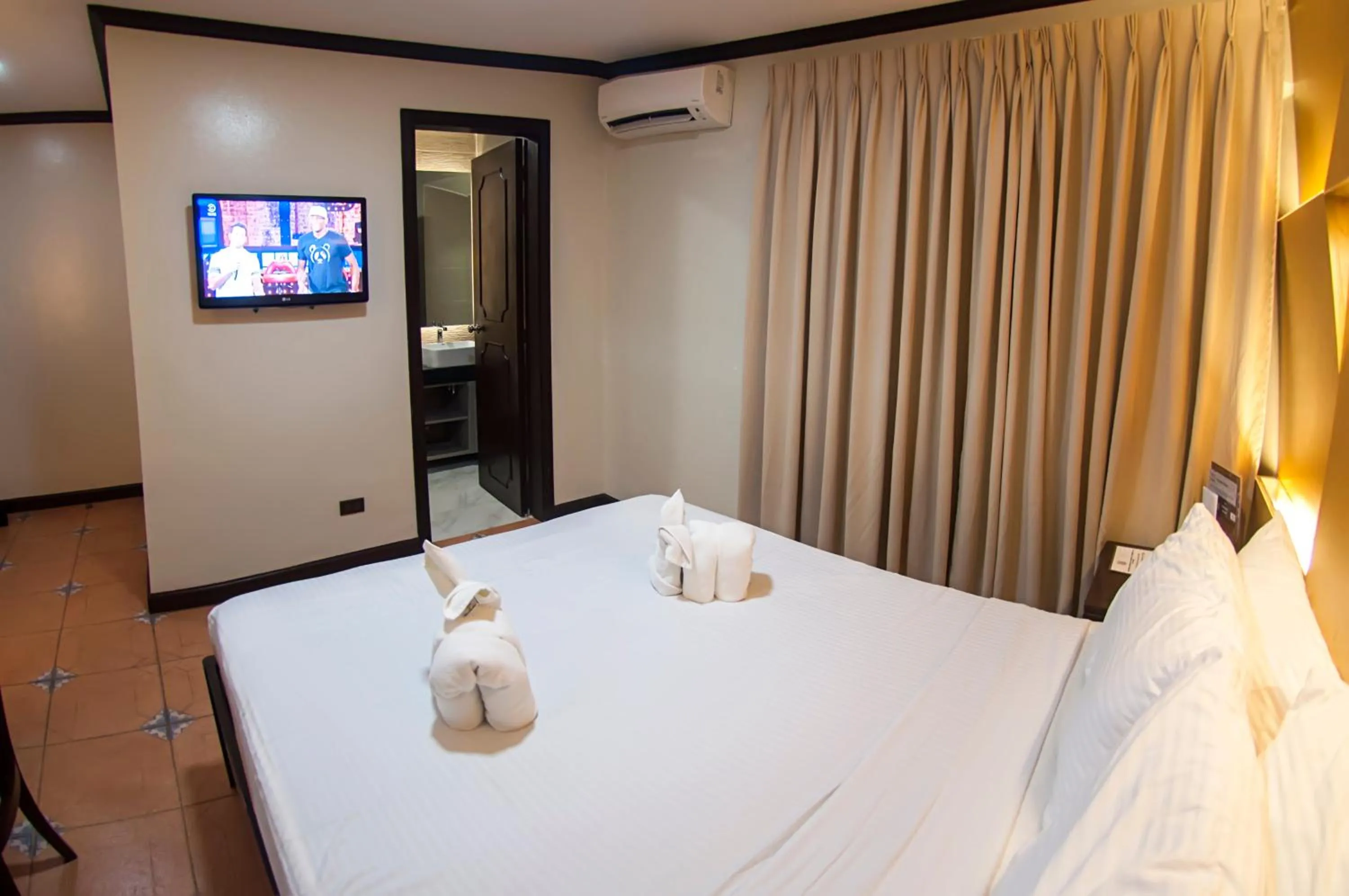 Bed in Vigan Plaza Hotel