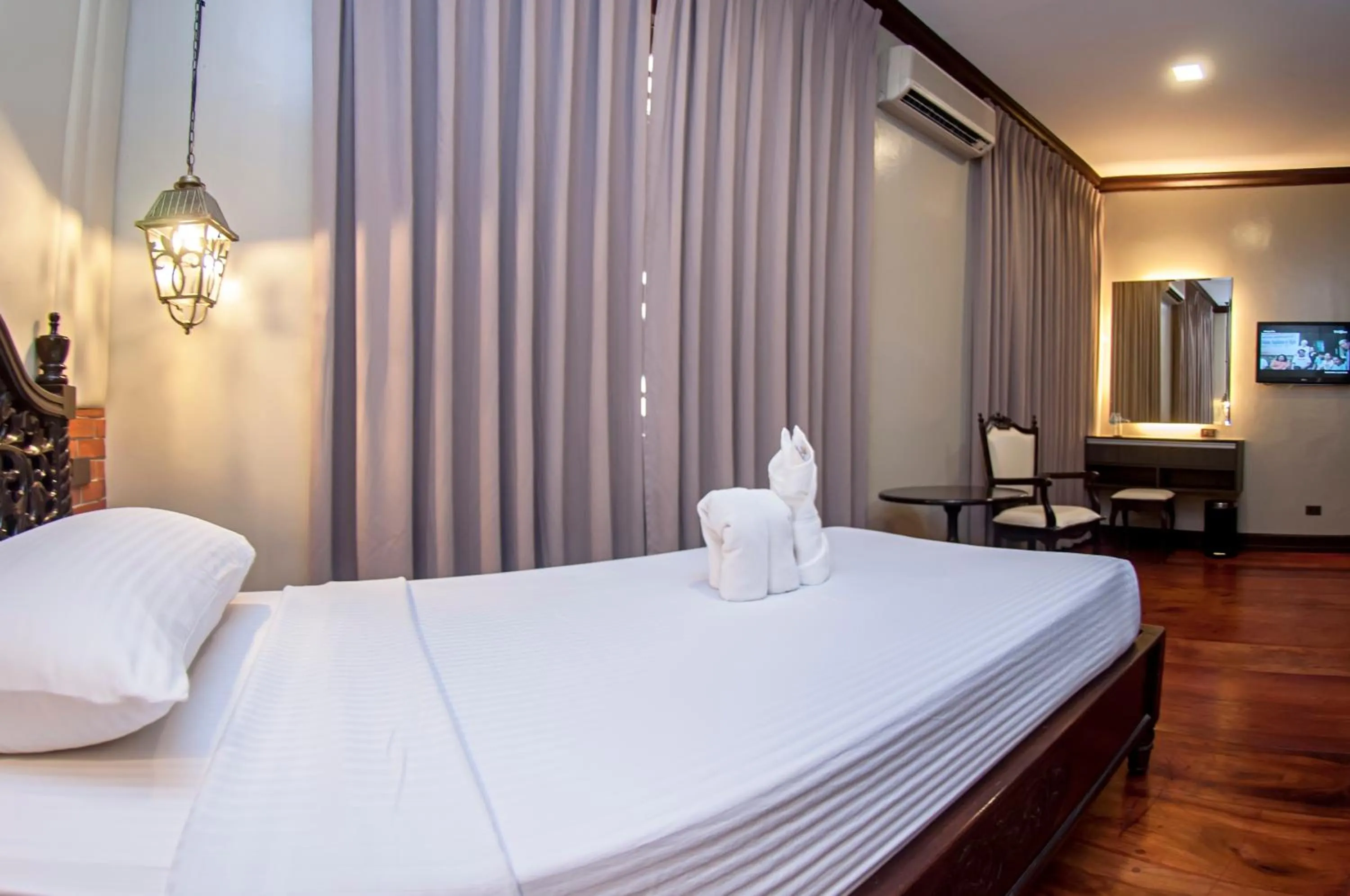 Bed in Vigan Plaza Hotel