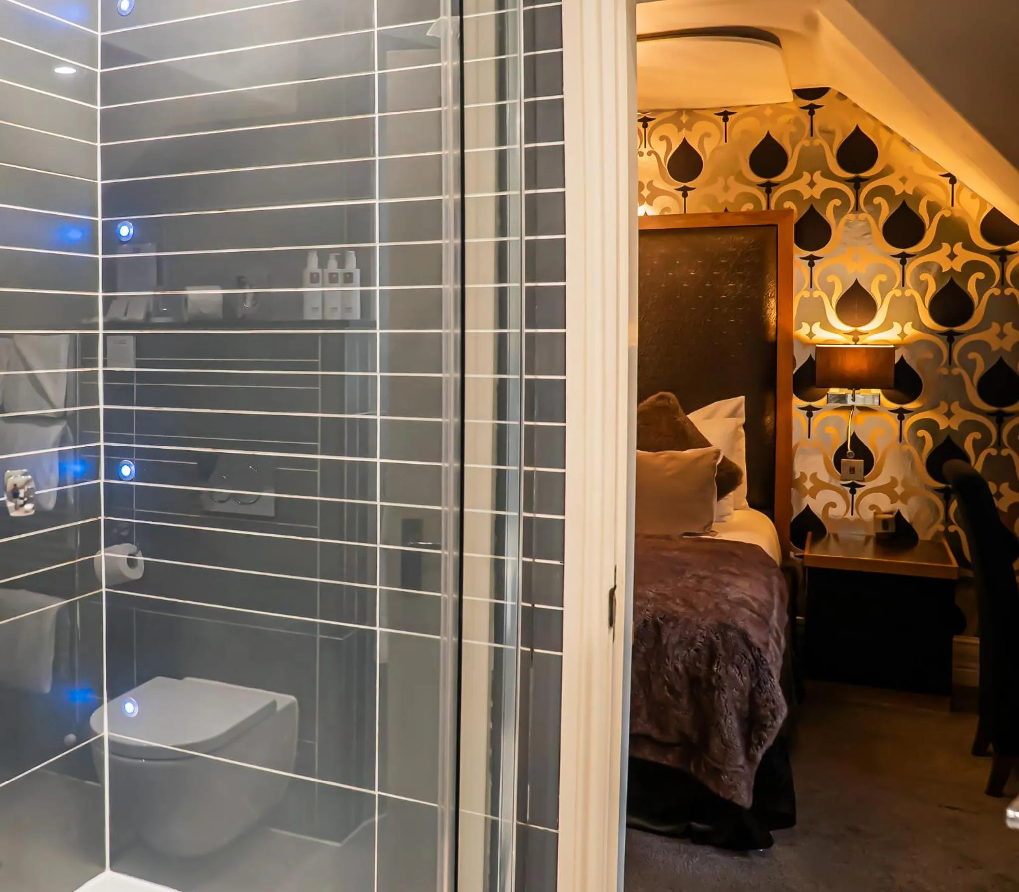 Shower, Bed in The Cranleigh Boutique