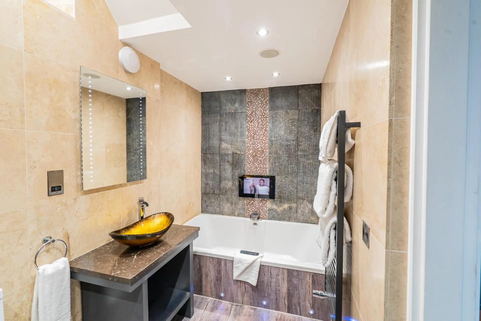 Bathroom, Bed in The Cranleigh Boutique