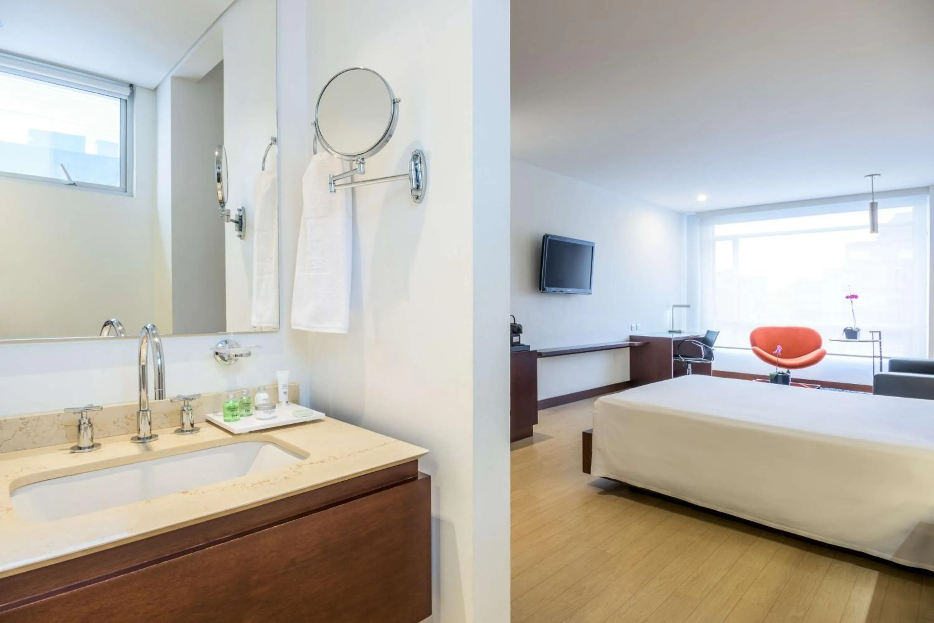 Bathroom, Bed in NH Bogota Urban 93 Royal