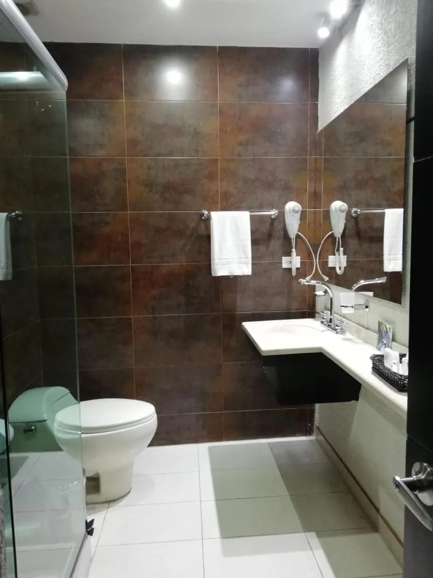 Bathroom in Hotel Santafe Real