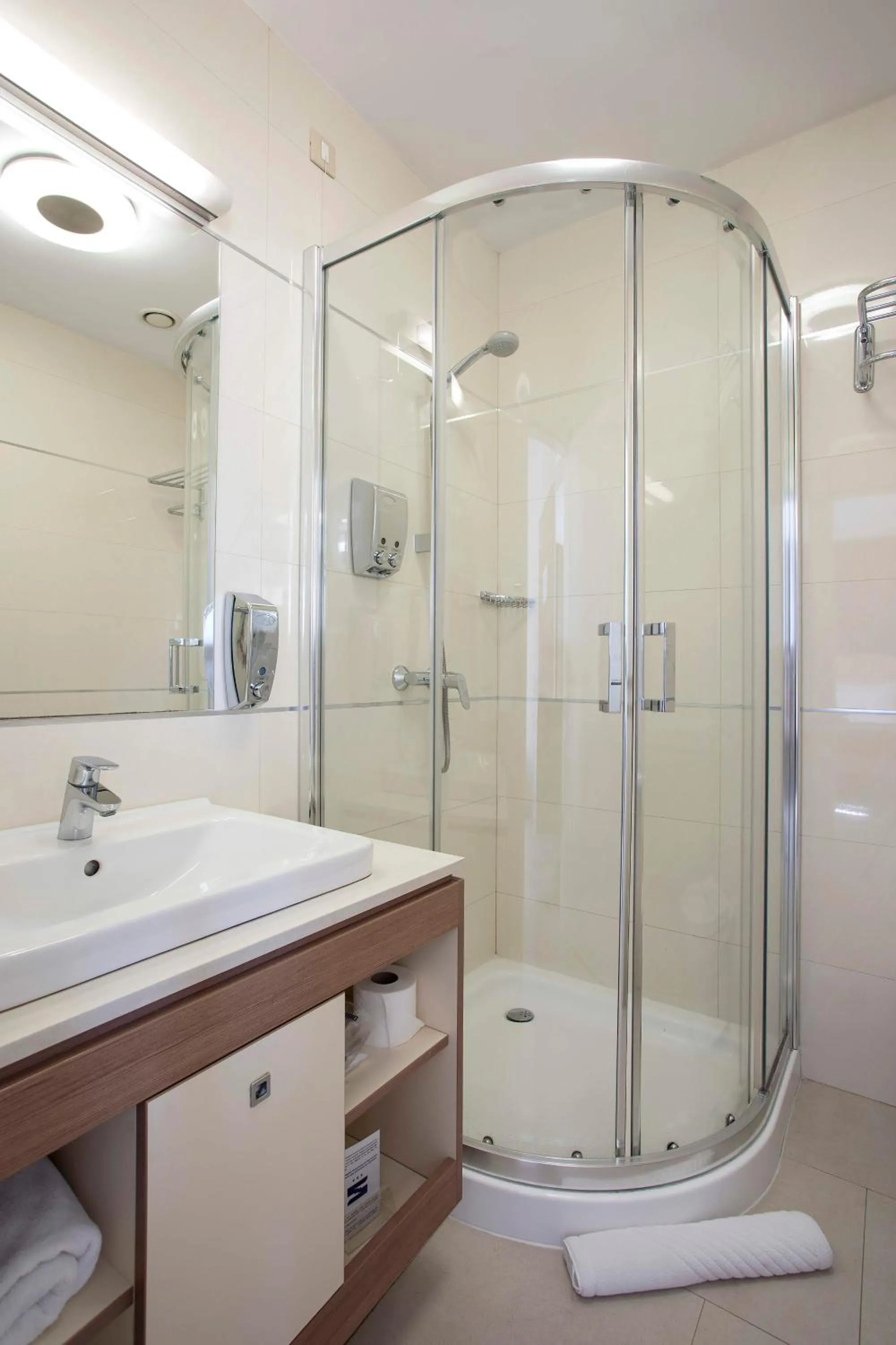 Shower in Hotel Srbija Garden-FREE PARKING