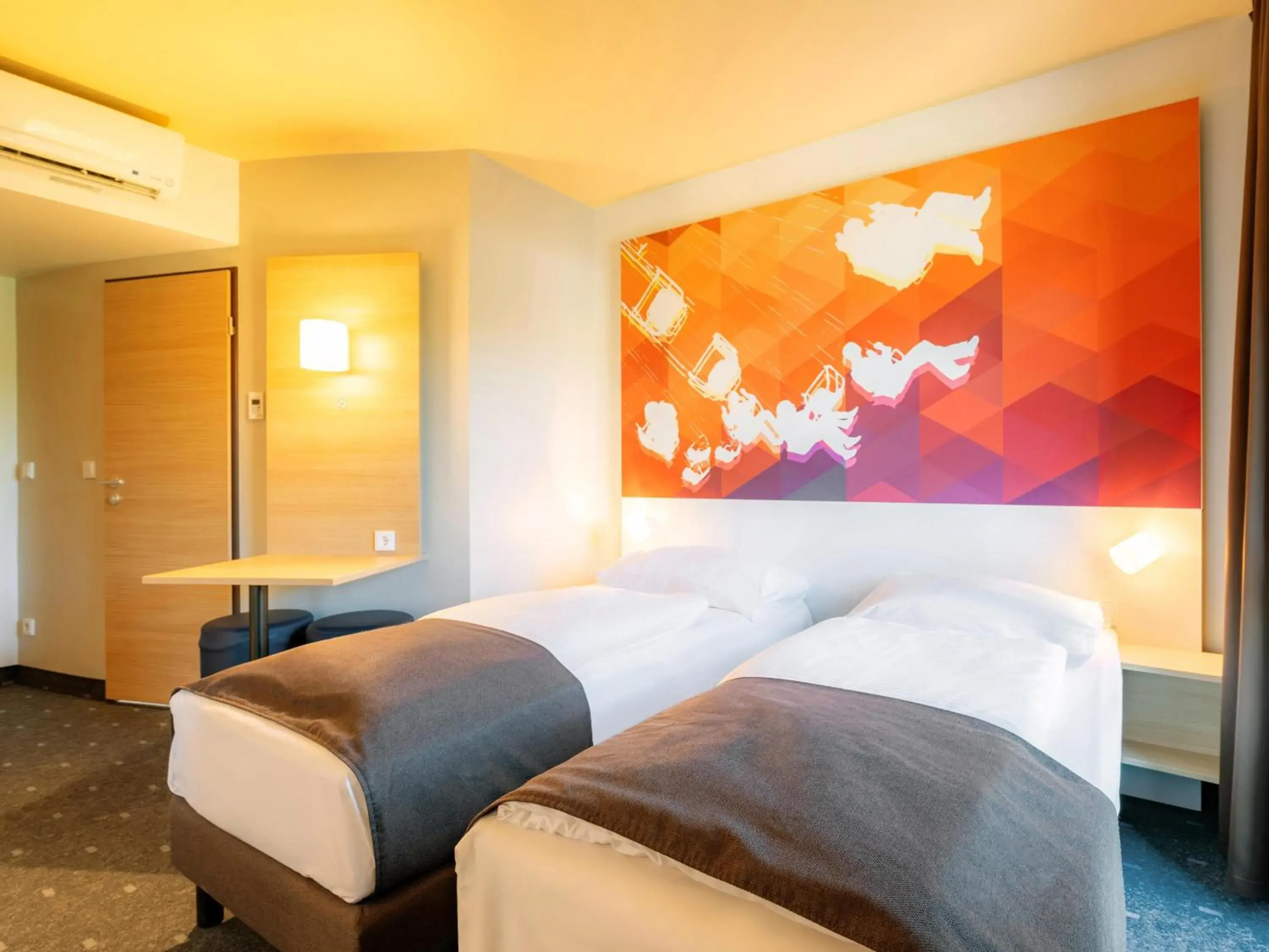 TV and multimedia, Bed in B&B Hotel Stuttgart-Bad Cannstatt TV and multimedia, Bed in B&B Hotel Stuttgart-Bad Cannstatt