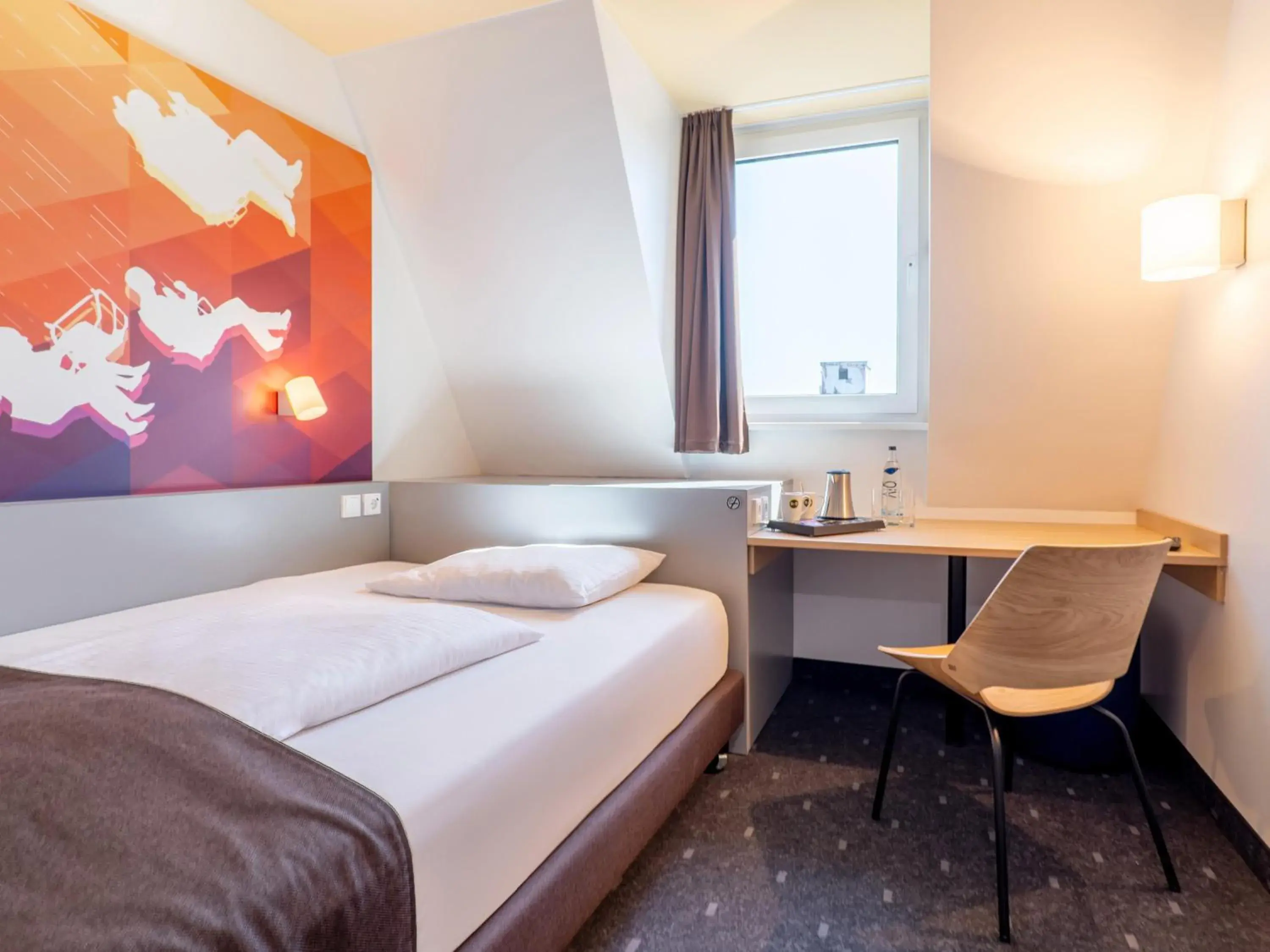 TV and multimedia, Bed in B&B Hotel Stuttgart-Bad Cannstatt TV and multimedia, Bed in B&B Hotel Stuttgart-Bad Cannstatt