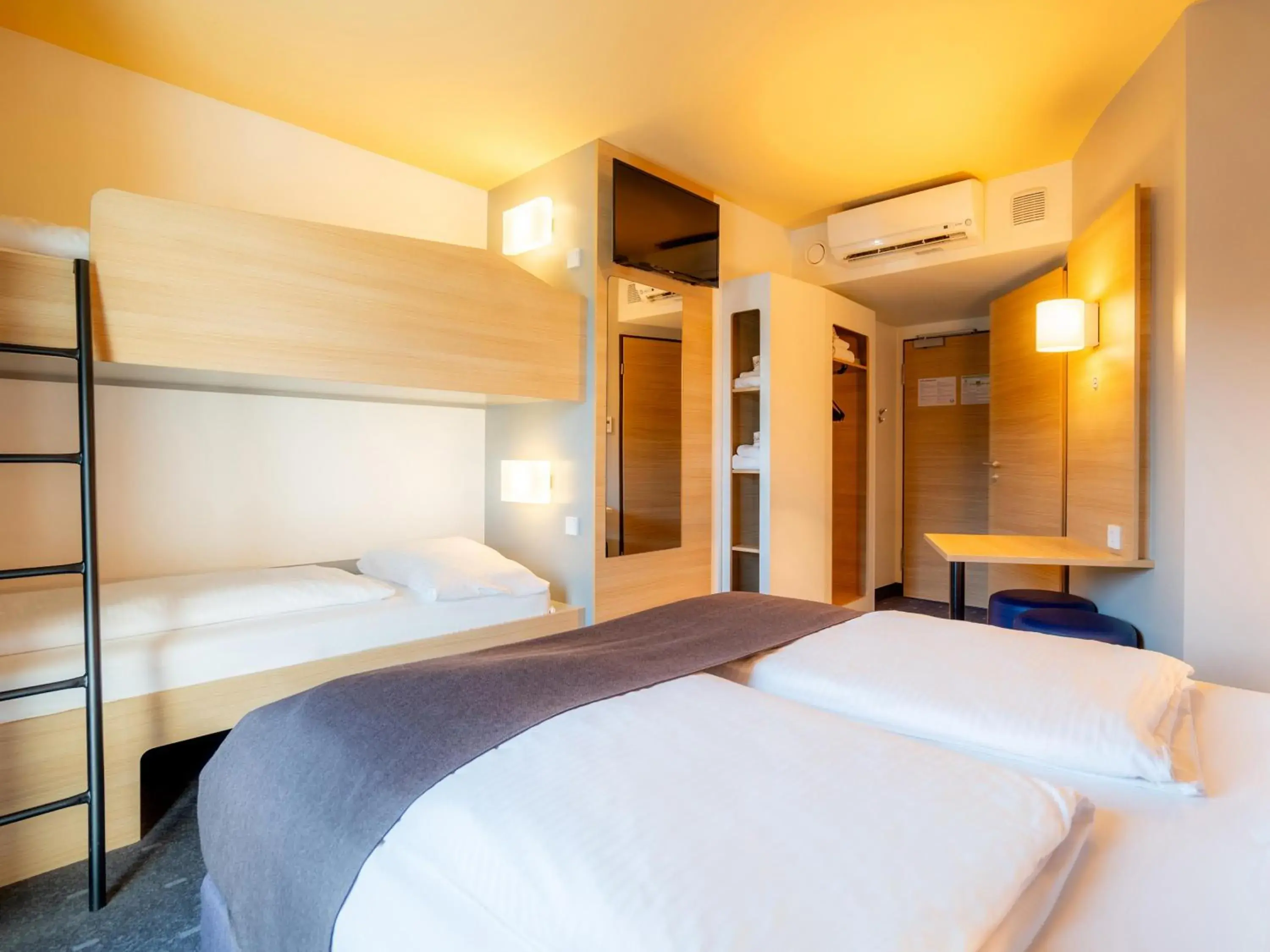 TV and multimedia, Bed in B&B Hotel Stuttgart-Bad Cannstatt TV and multimedia, Bed in B&B Hotel Stuttgart-Bad Cannstatt