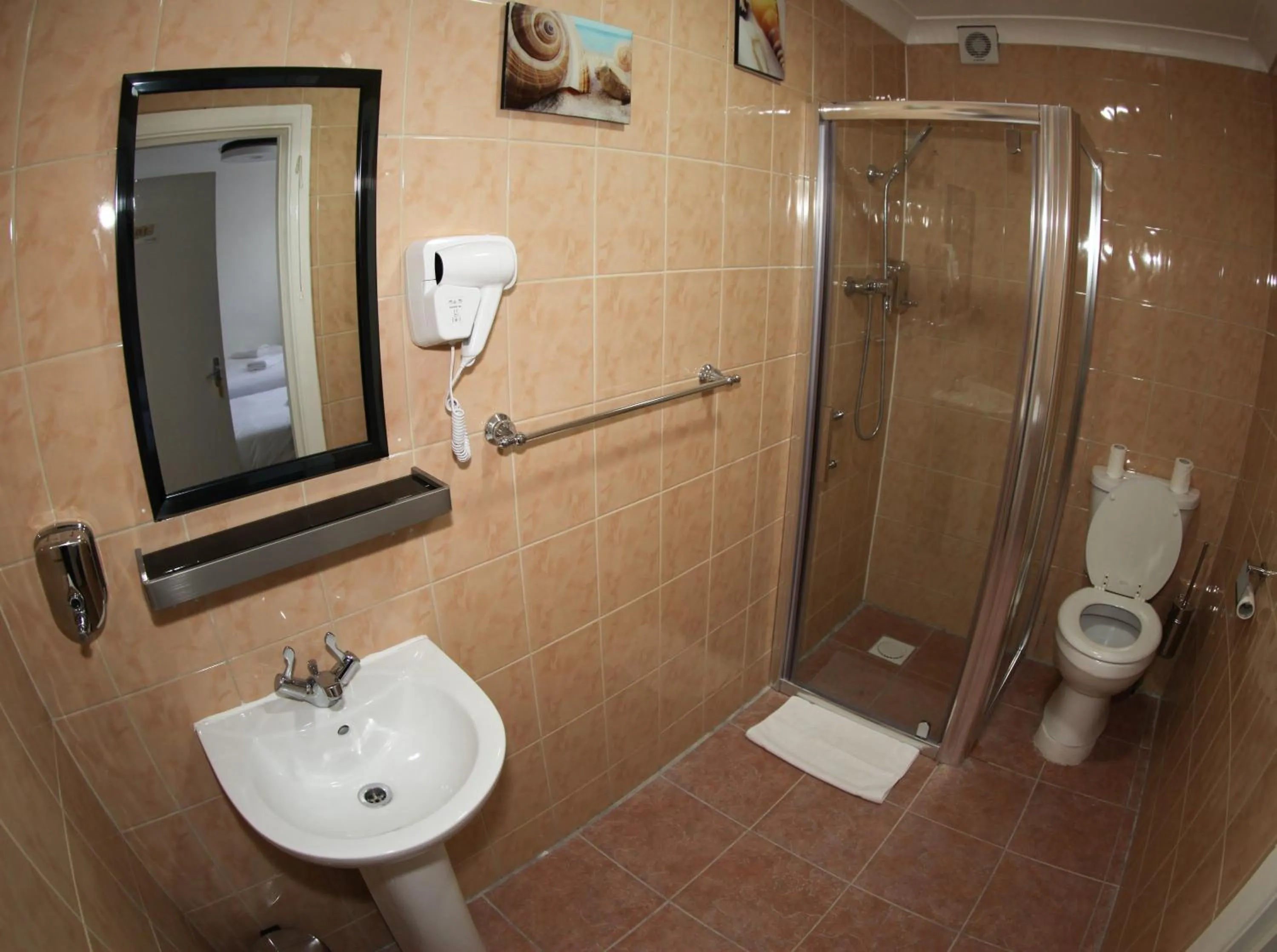 Bathroom in Heathrow Inn Hotel