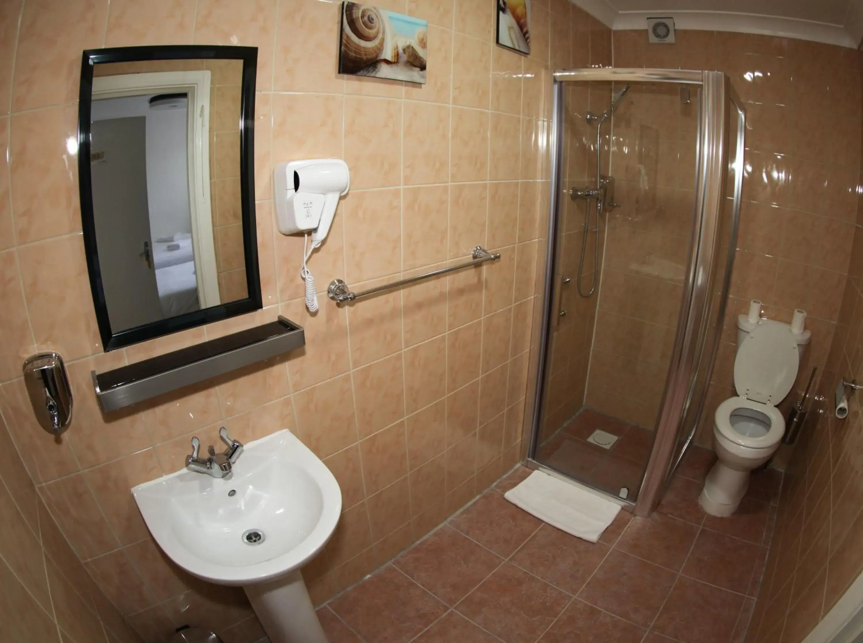 Bathroom in Heathrow Inn Hotel Bathroom in Heathrow Inn Hotel