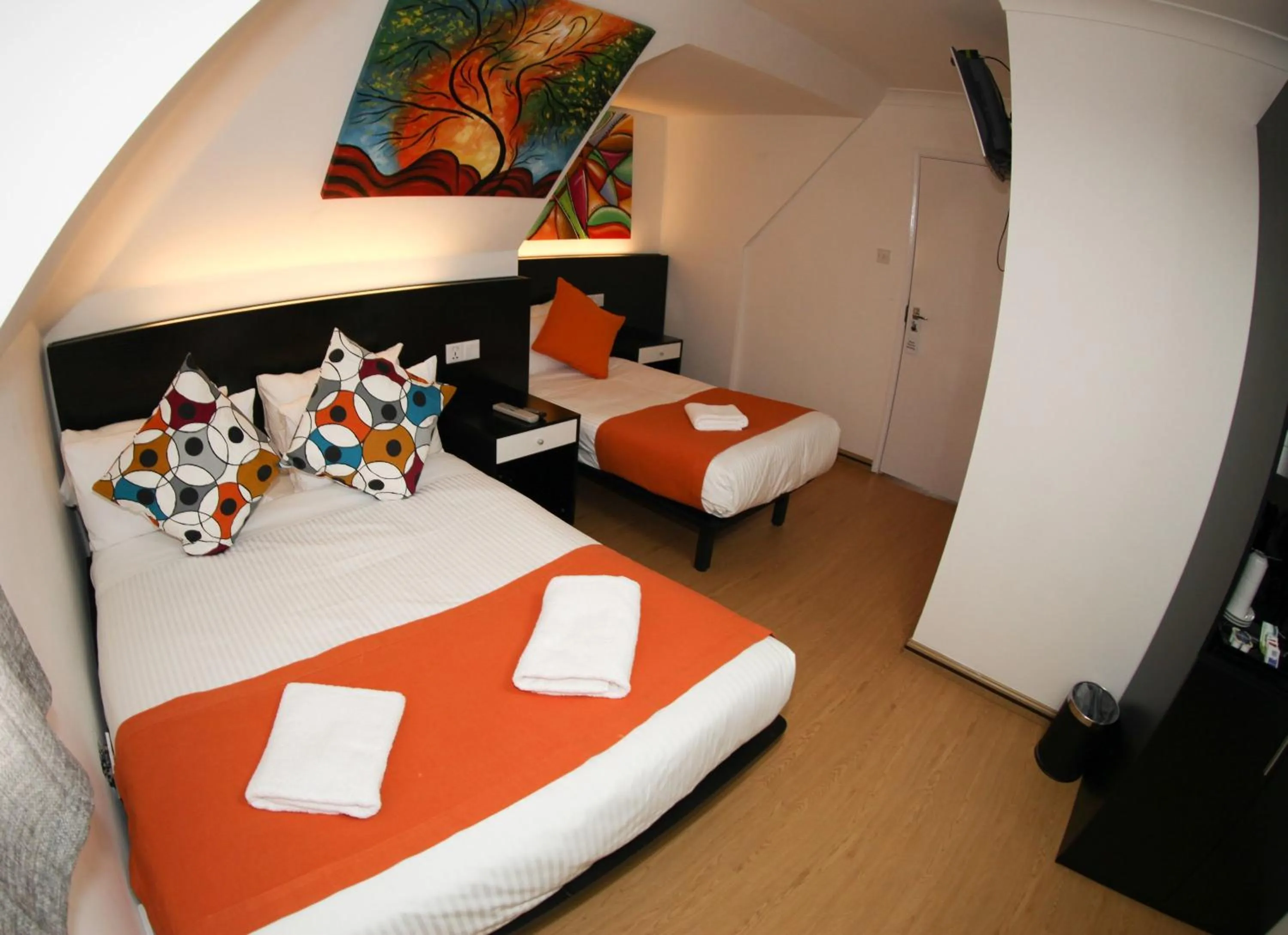 Photo of the whole room, Bed in Heathrow Inn Hotel