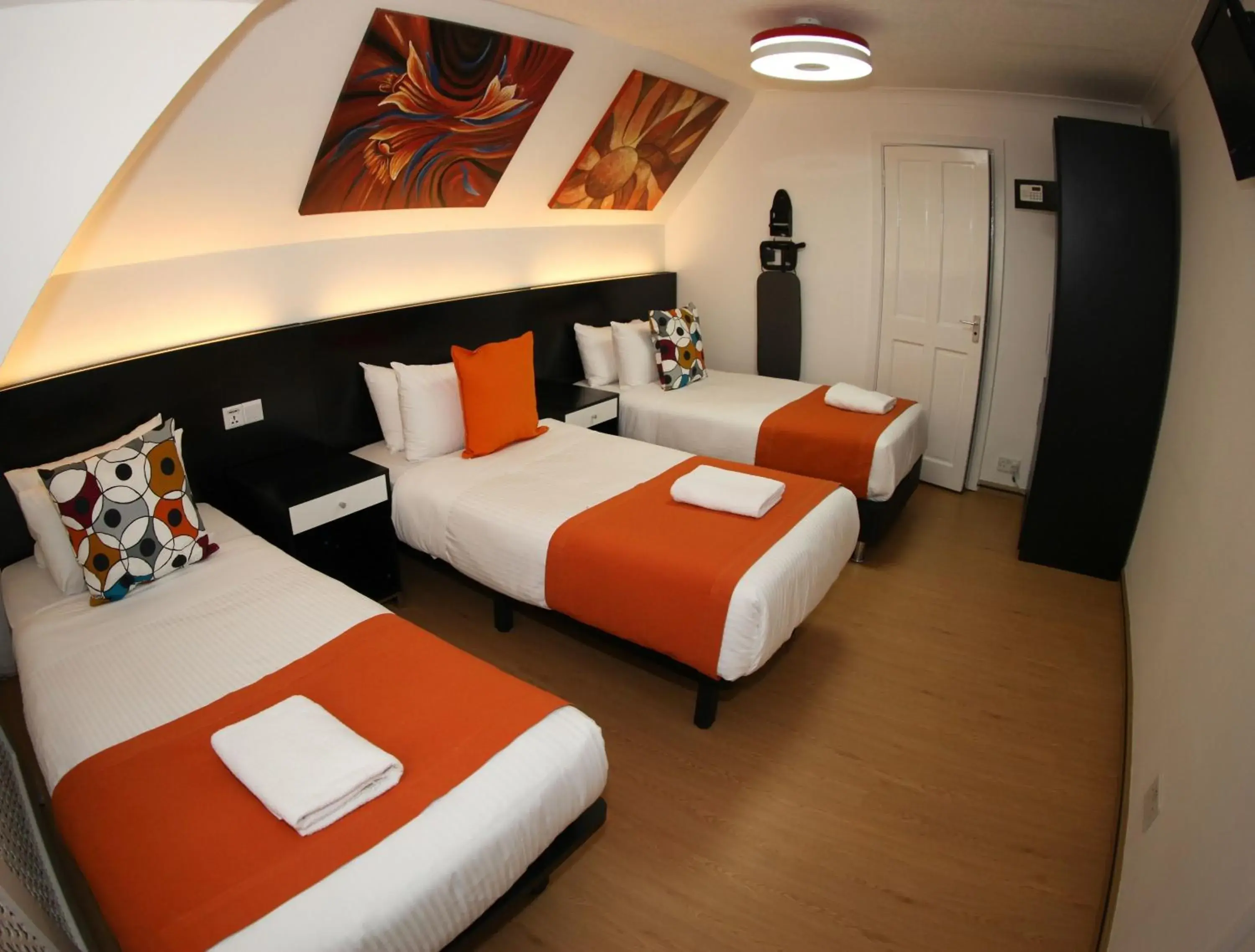 Photo of the whole room, Bed in Heathrow Inn Hotel Photo of the whole room, Bed in Heathrow Inn Hotel