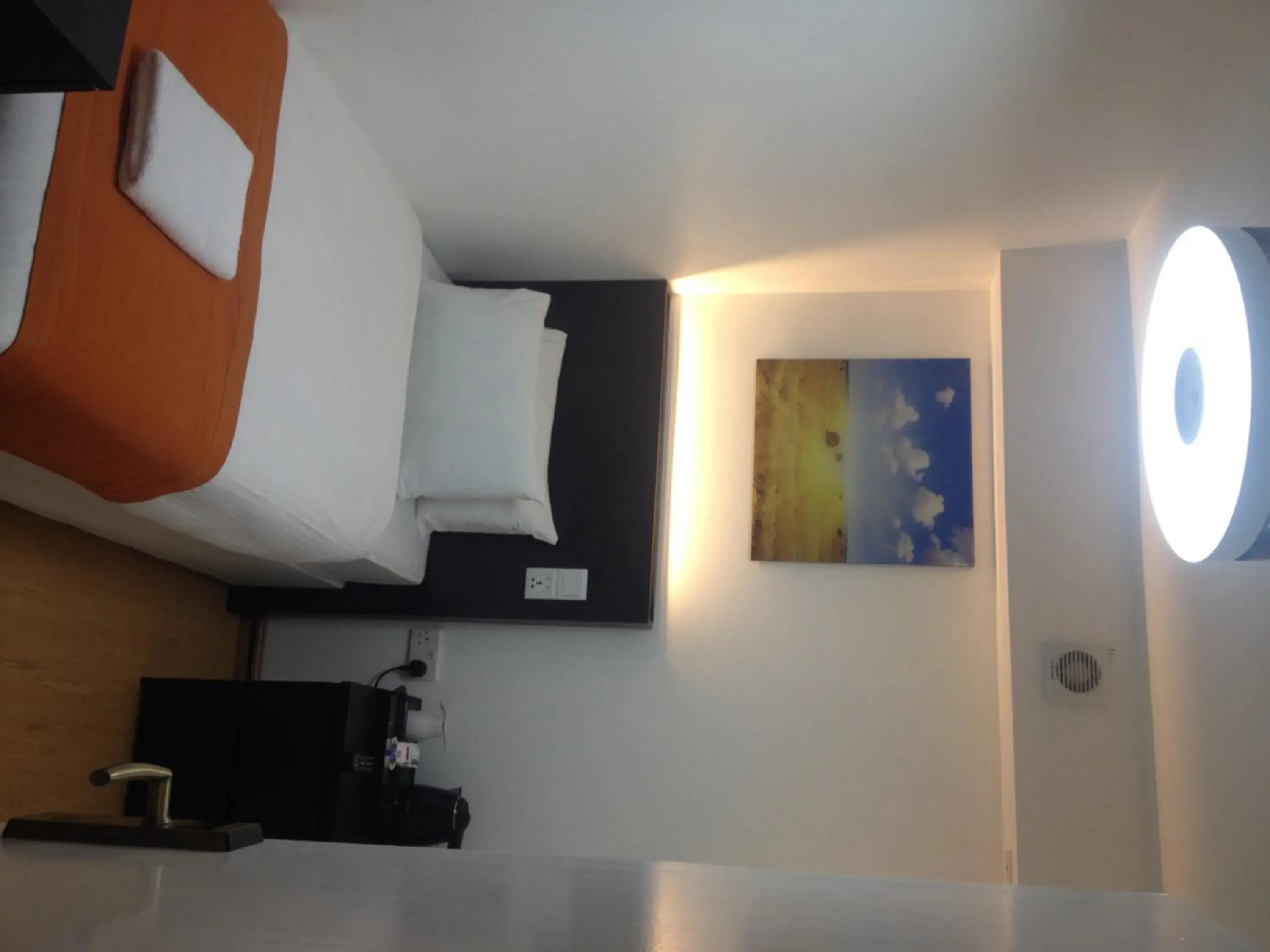 Bed in Heathrow Inn Hotel Bed in Heathrow Inn Hotel