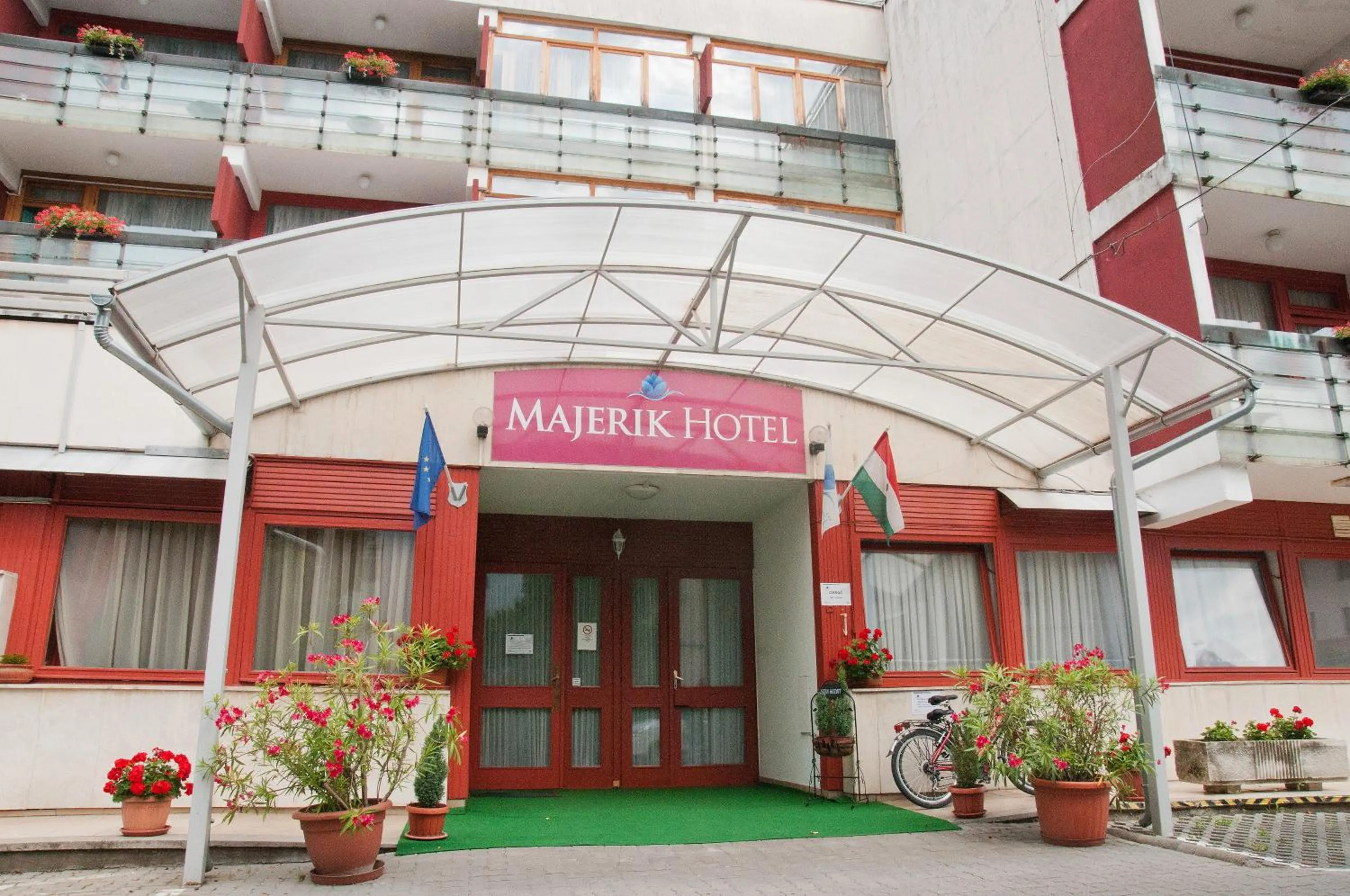Facade/entrance in Majerik Hotel