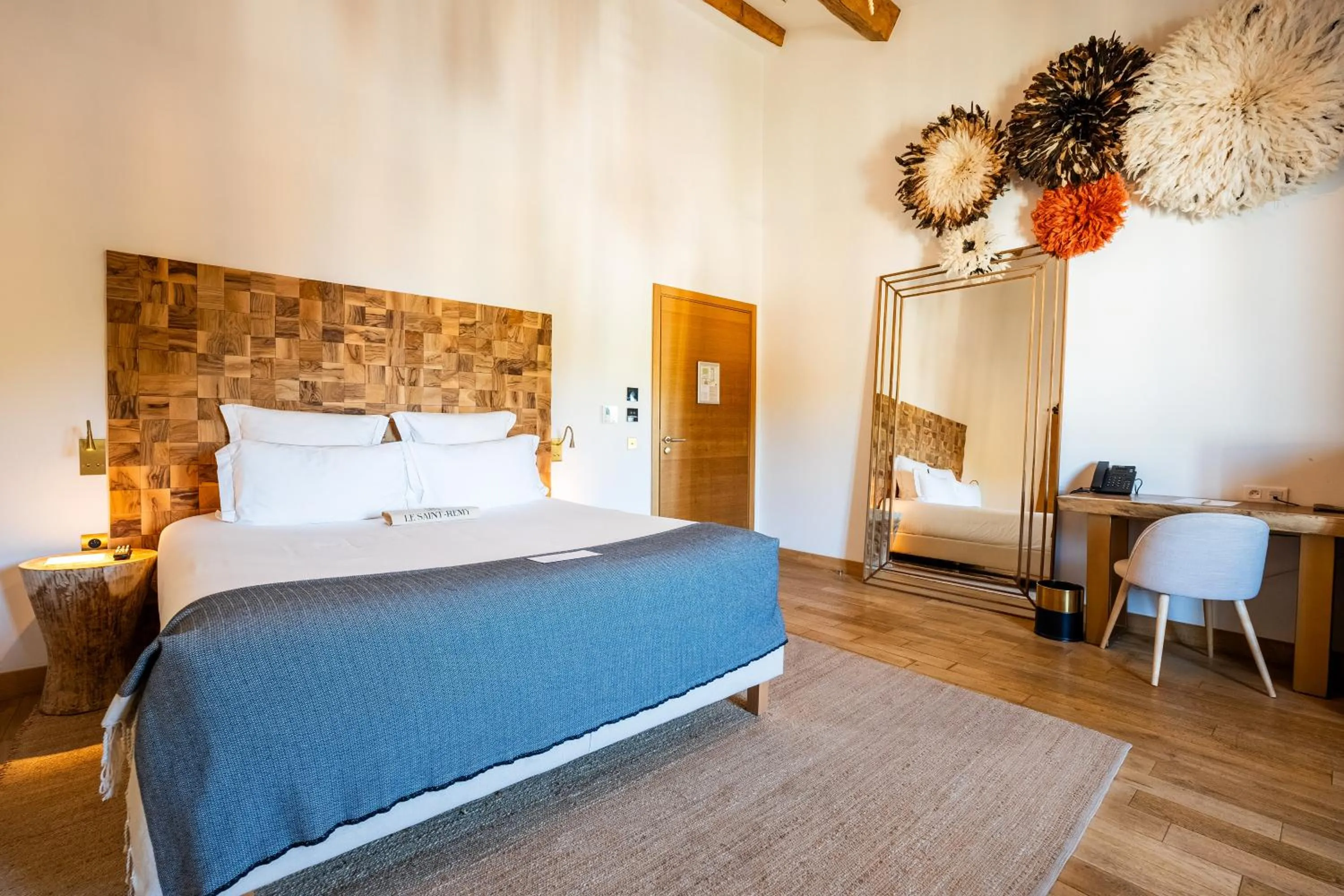 Bed in Hôtel Le Saint Remy & Spa