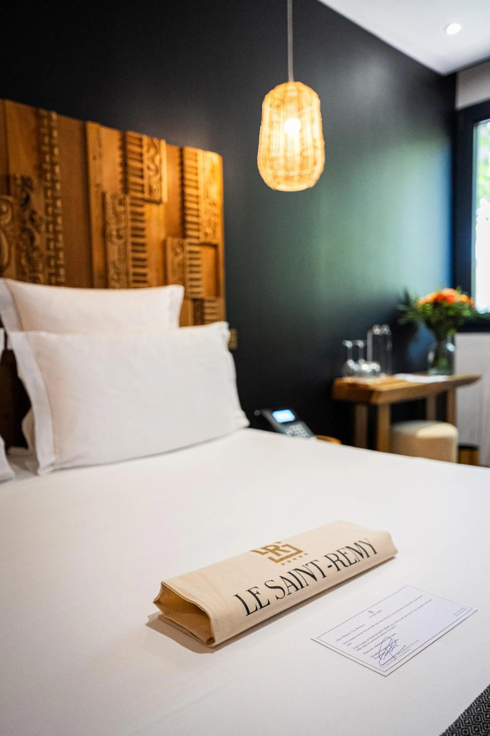 Bed in Hôtel Le Saint Remy & Spa