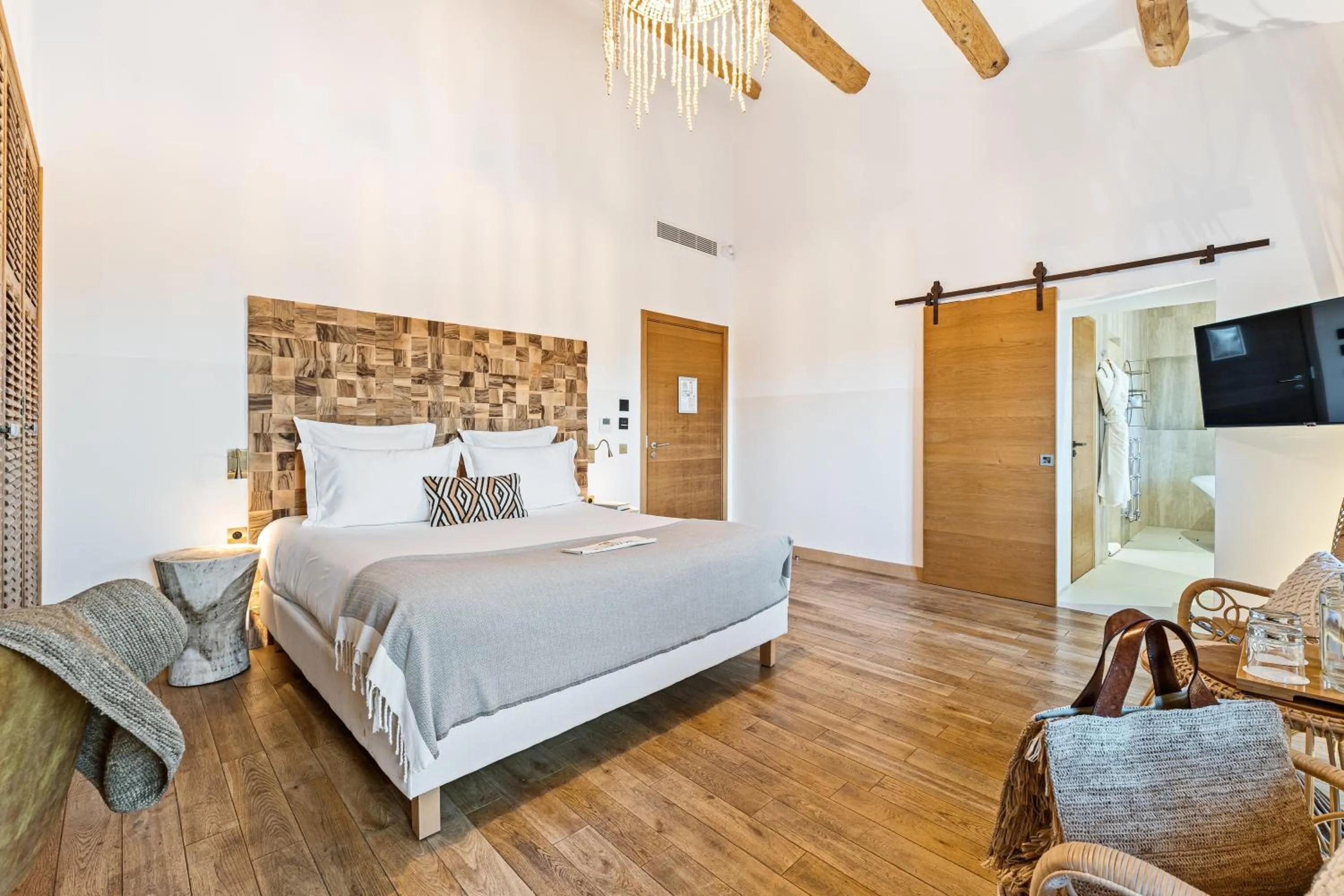 Bed in Hôtel Le Saint Remy & Spa